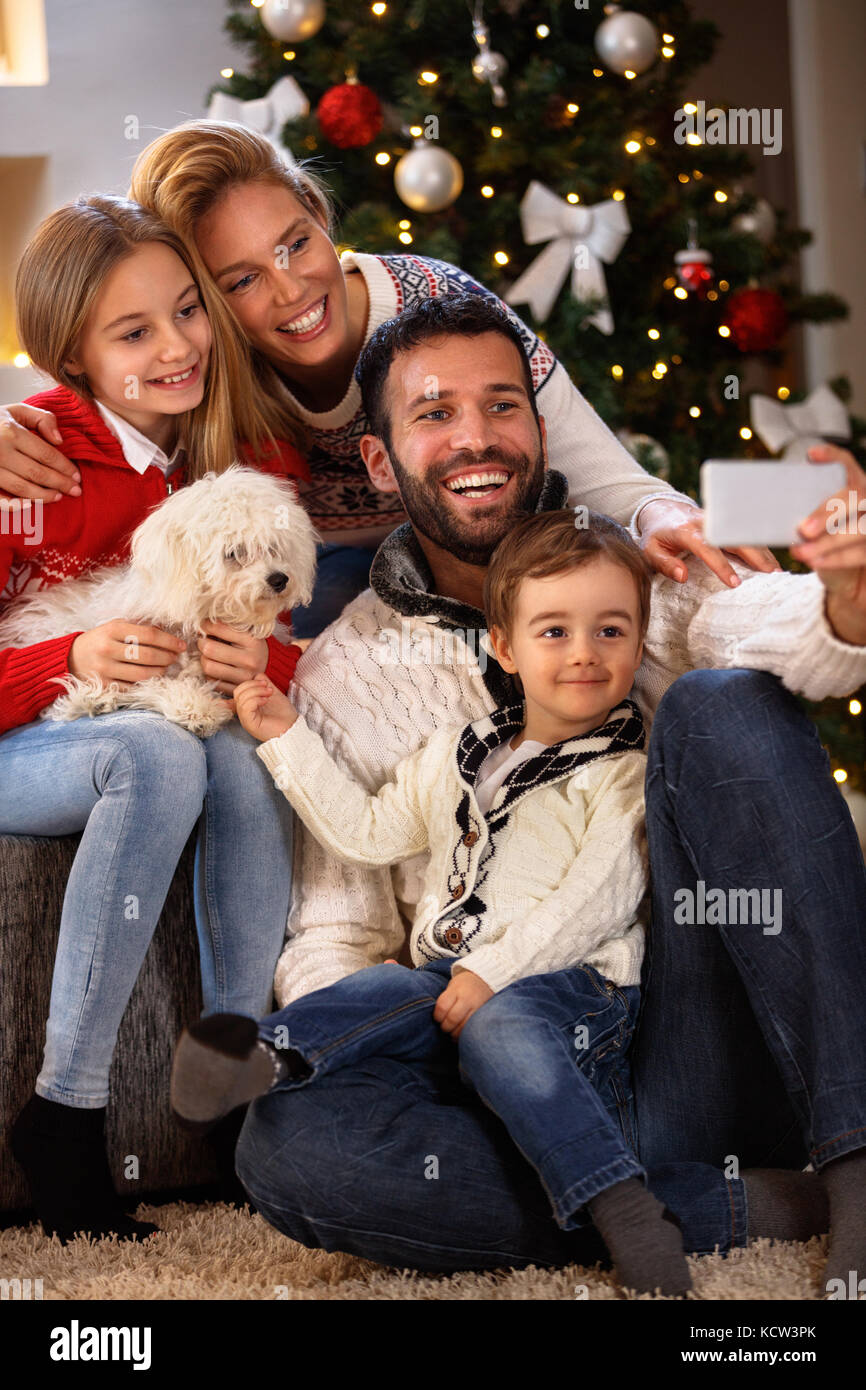 Freundliche Familie mit Kindern, die selfie für Weihnachten Stockfoto