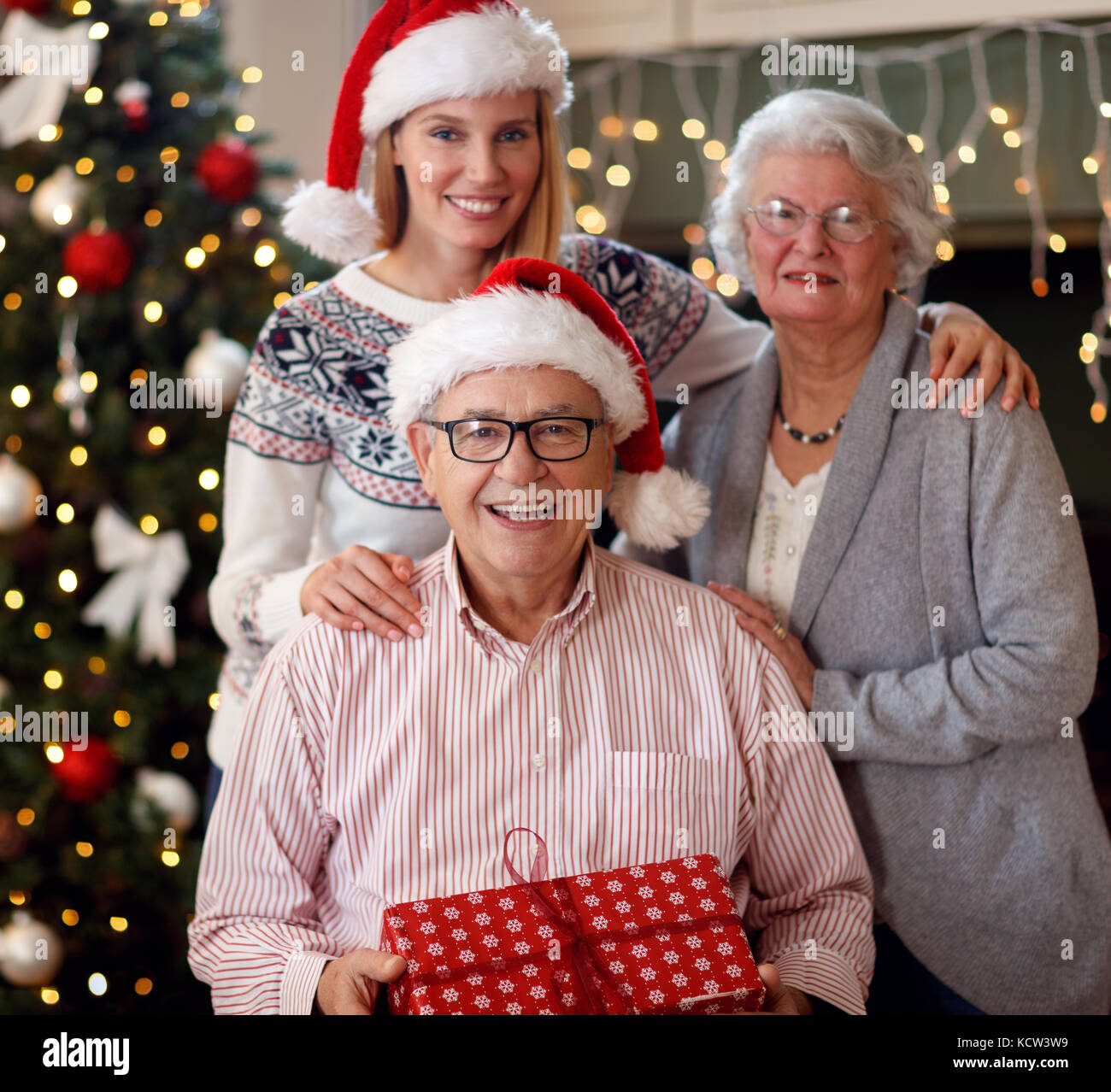 Familie, Urlaub, Generation, Weihnachten und Personen Konzept - lächelnd Tochter mit älteren Eltern Stockfoto