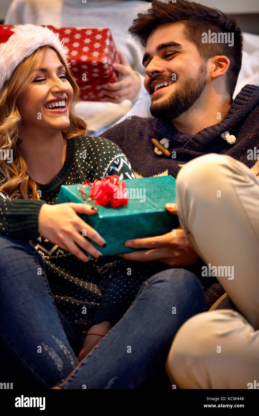 Freundliche paar Austausch geschenkboxen an Heiligabend Stockfoto