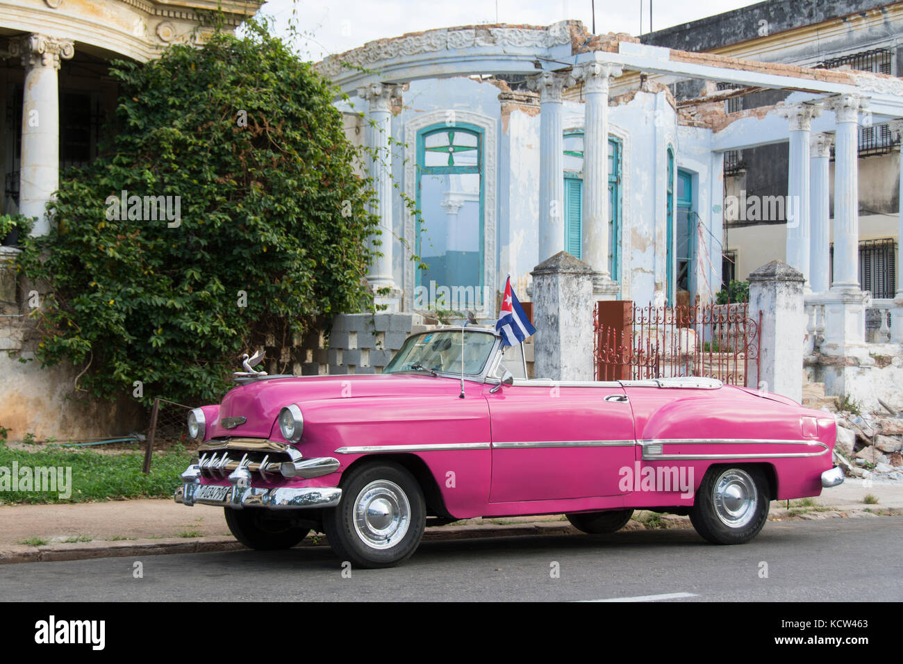 Verfallende Mansion, Klassische amerikanische Wagen, Vedado, Havanna, Kuba Stockfoto