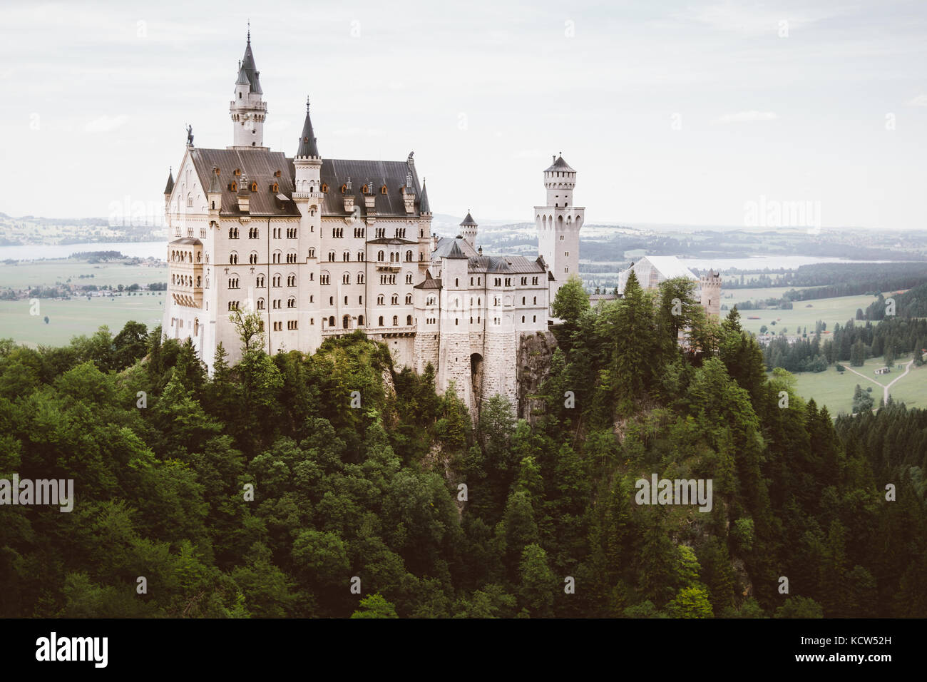 Schloss Neuschwanstein auf einem Hügel in Deutschland in den Alpen. Stockfoto