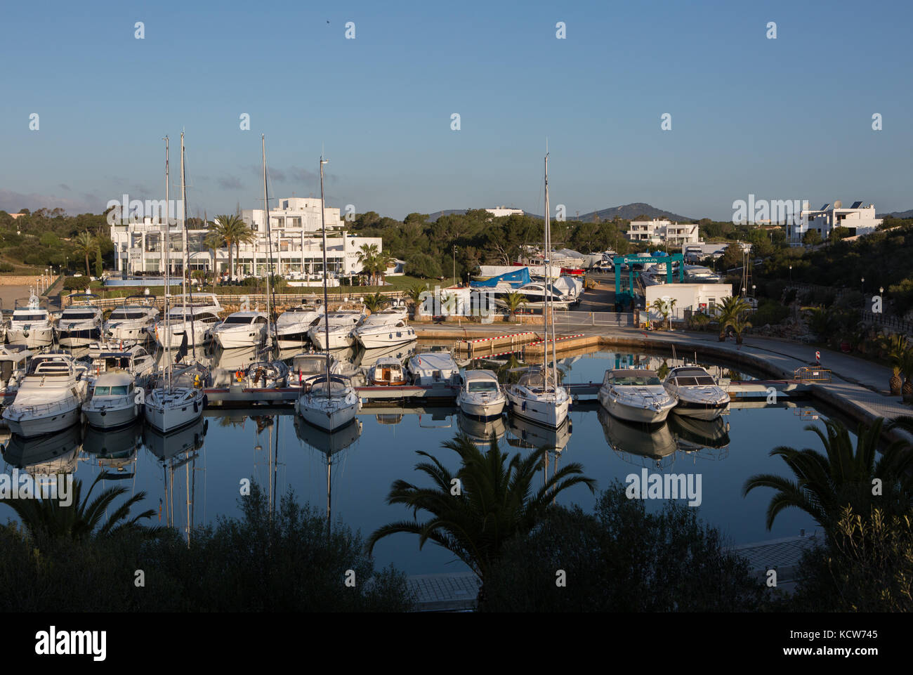 Yachten und Segelboote in Marina de Cala günstig d'Or, Cala d'Or, Mallorca, Balearen, Spanien. Stockfoto