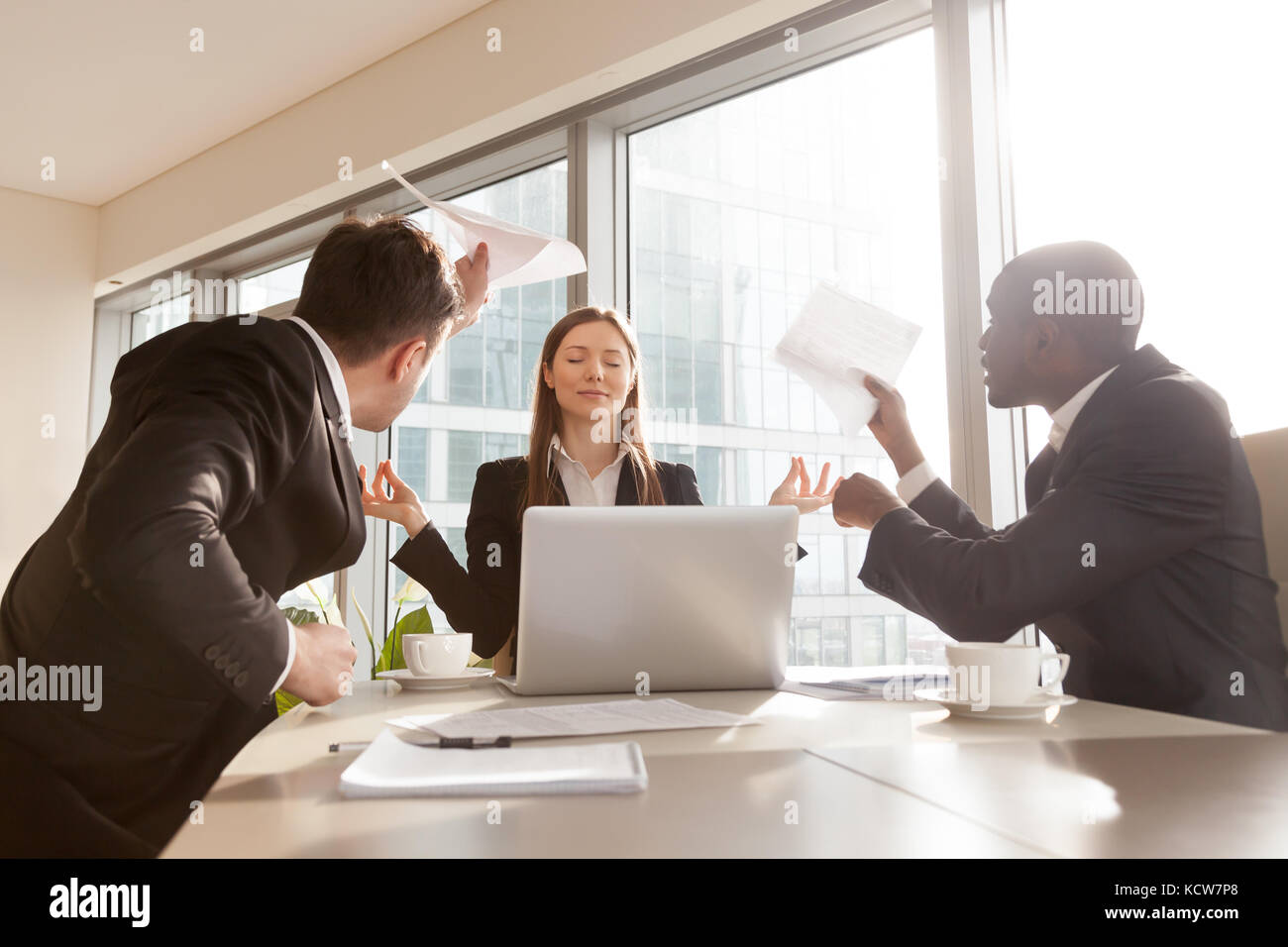 Schön lustig Geschäftsfrau halten Ruhe in stressigen Situation am Arbeitsplatz und weigerte sich, achten auf Schwierigkeiten oder Missverständnisse bei negotiati Stockfoto