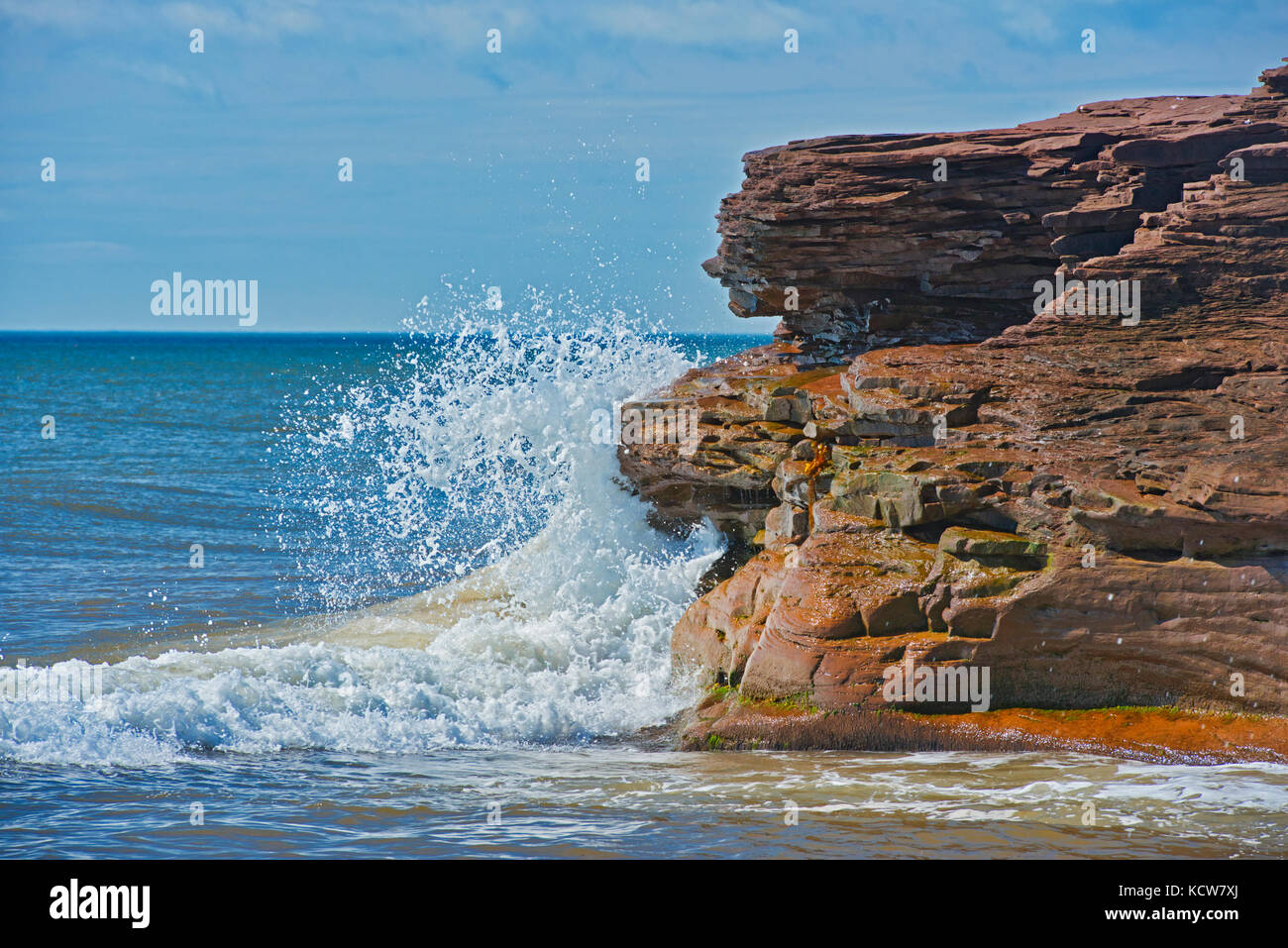 Wellen schlagen gegen einen Felsvorsprung auf Lamèque Island, New Brunswick, Kanada Stockfoto