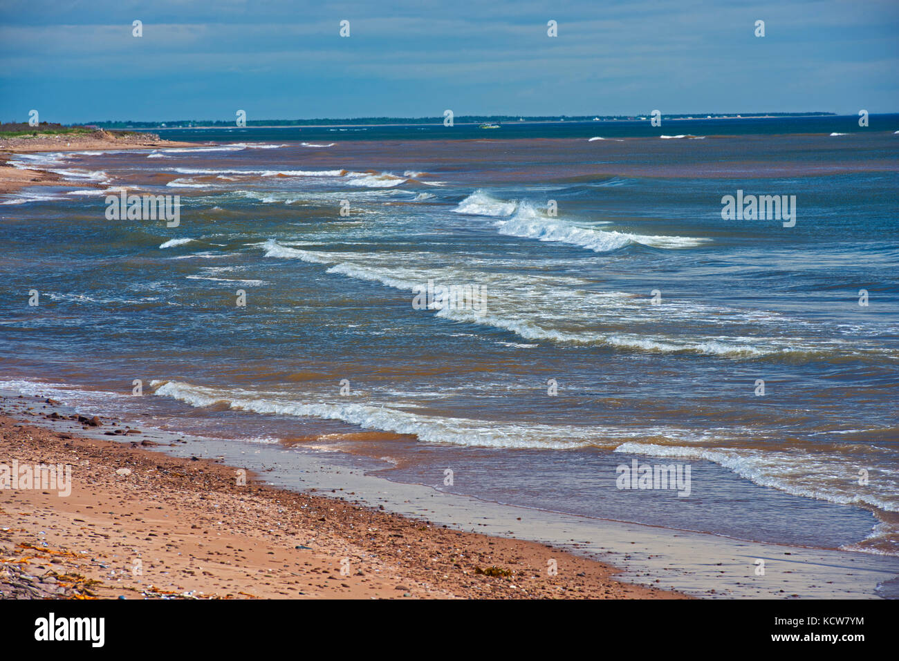 Wellen schlagen sich auf einem Strand, Lamèque Island, New Brunswick, Kanada Stockfoto