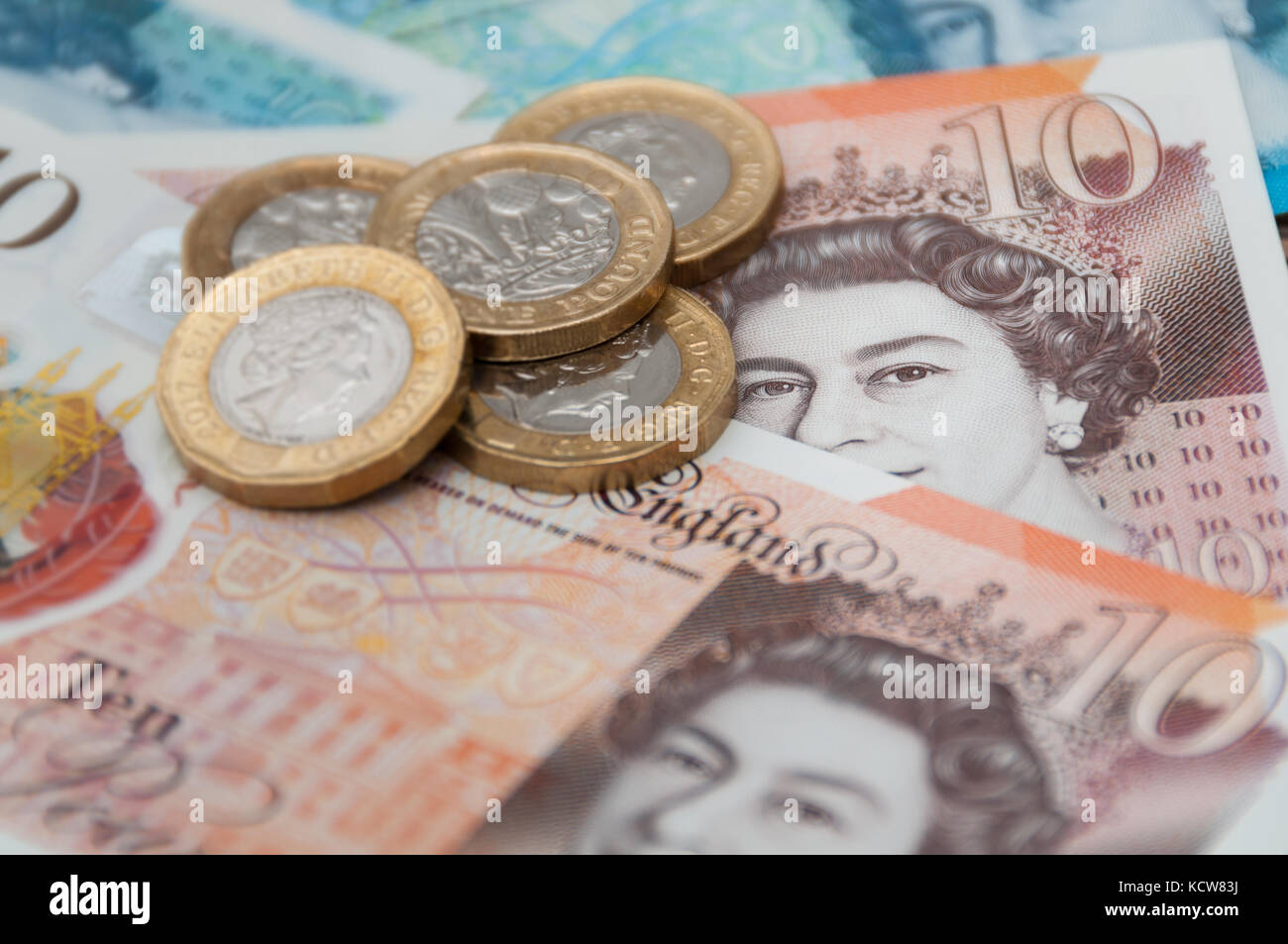 Neue britische Währung, 10 lbs, 5 Teiche, 1 Pfund Münzen Stockfoto