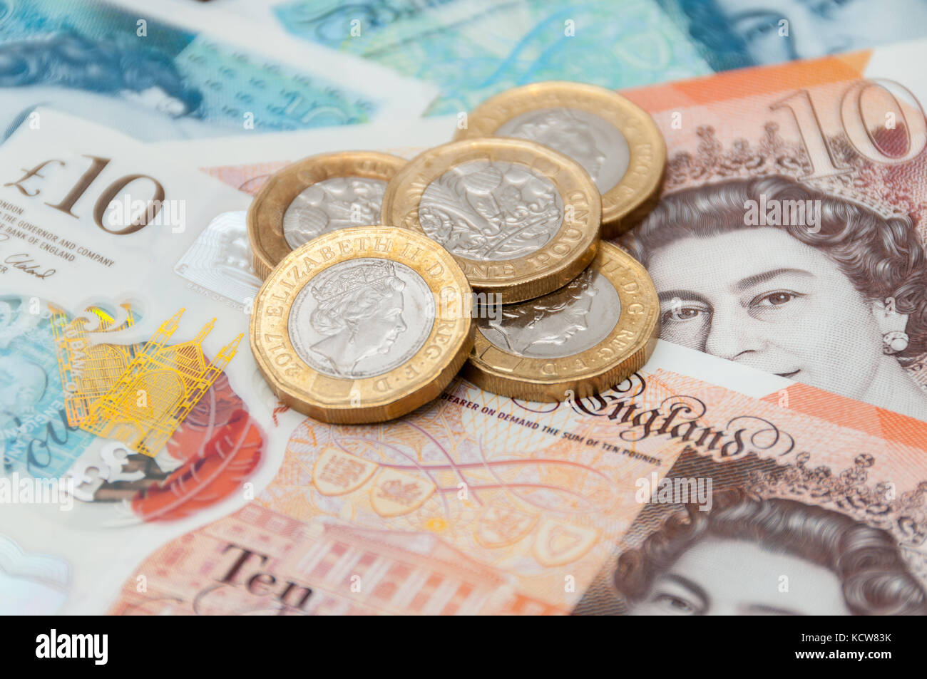 Neue britische Währung, 10 lbs, 5 Teiche, 1 Pfund Münzen Stockfoto