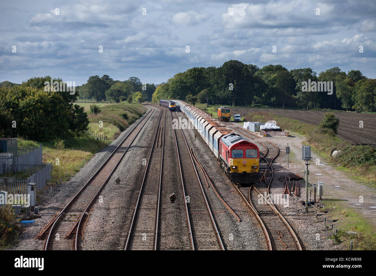 Eine erste große westliche Schnellzug überholt ein DB Cargo Güterzug am Woodborough zwischen Pewsey & Westbury, Wiltshire GROSSBRITANNIEN Stockfoto