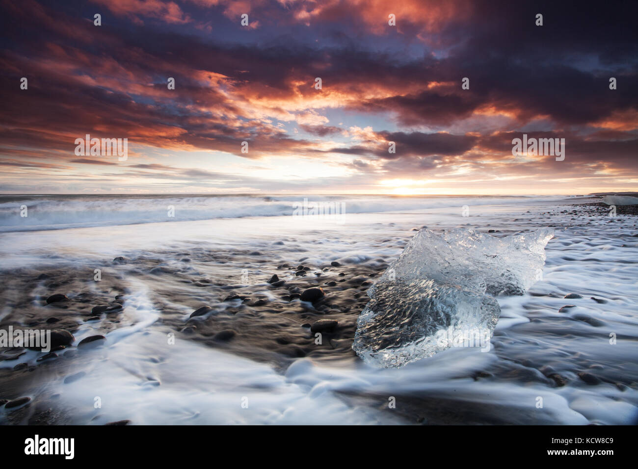 Iceburg auf vocanic schwarzen Sand strand bei Sonnenuntergang im Süden Islands Stockfoto