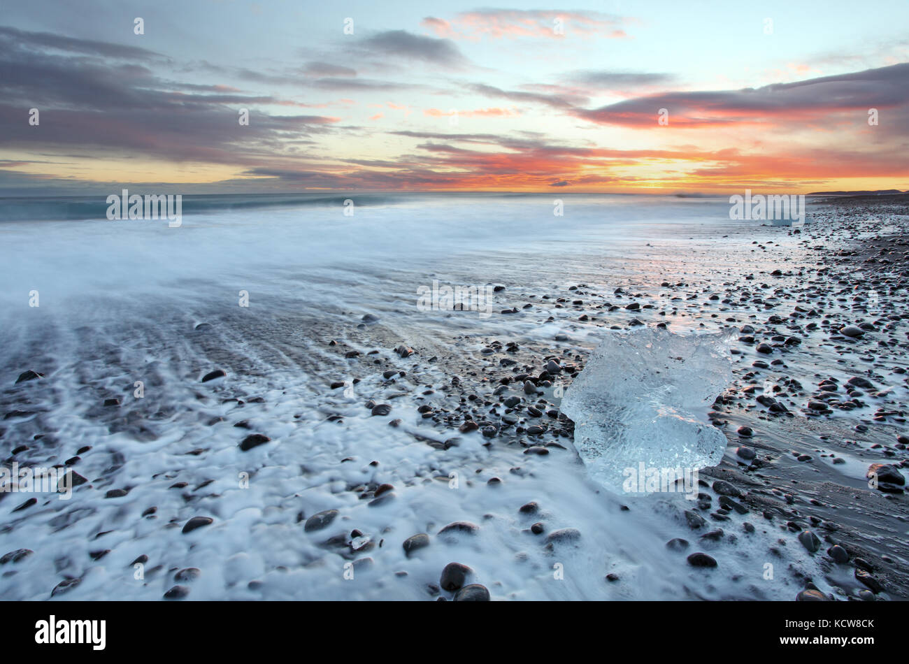 Iceburg auf vocanic schwarzen Sand strand bei Sonnenuntergang im Süden Islands Stockfoto