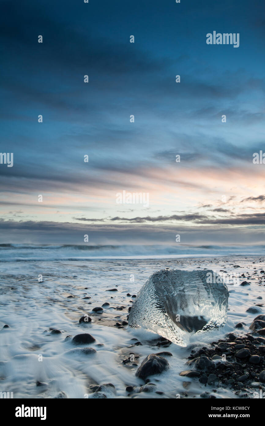 Iceburg auf vocanic schwarzen Sand strand bei Sonnenuntergang im Süden Islands Stockfoto