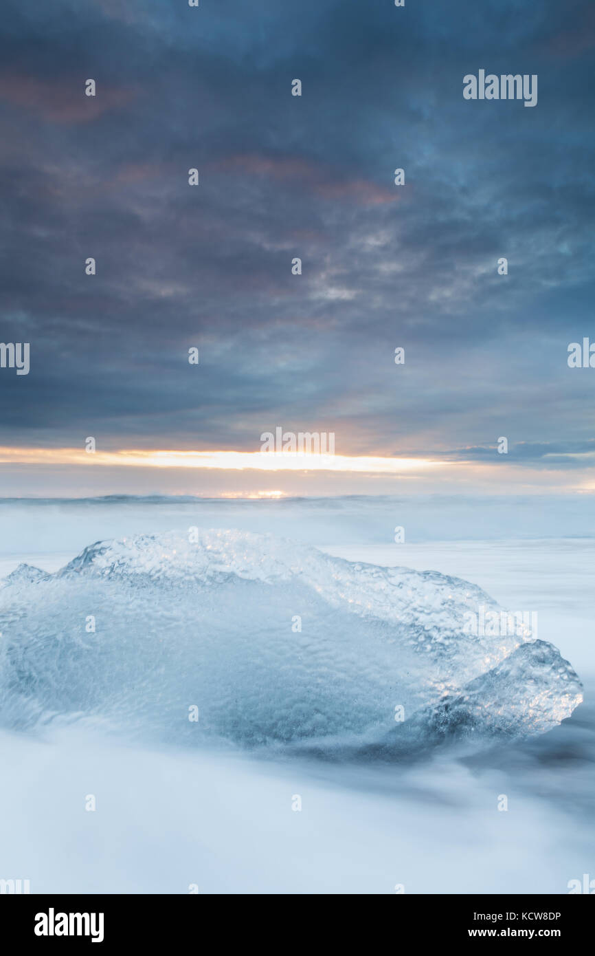 Iceburg auf vocanic schwarzen Sand strand bei Sonnenuntergang im Süden Islands Stockfoto