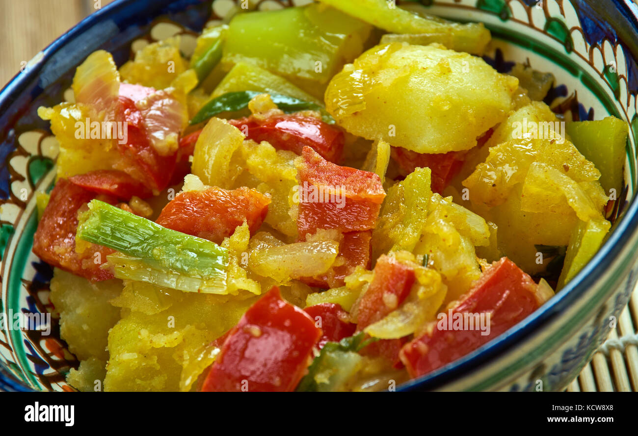 Aloo gobhi Mutter ki sabzi - punjabi Stil Gericht aus Kartoffeln, Erbsen, Blumenkohl mit typischen Zwiebel, Tomate Soße. Stockfoto