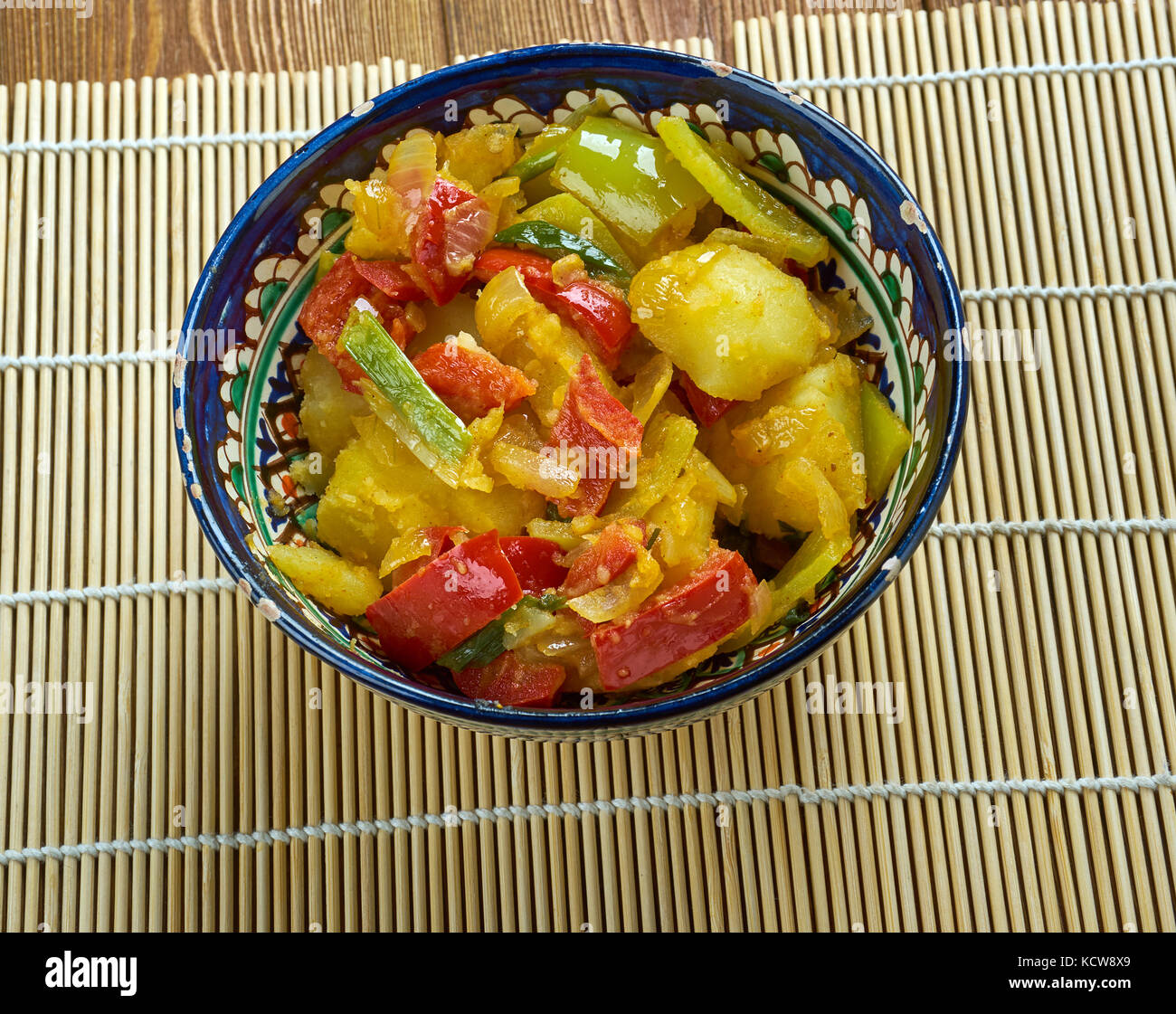 Aloo gobhi Mutter ki sabzi - punjabi Stil Gericht aus Kartoffeln, Erbsen, Blumenkohl mit typischen Zwiebel, Tomate Soße. Stockfoto