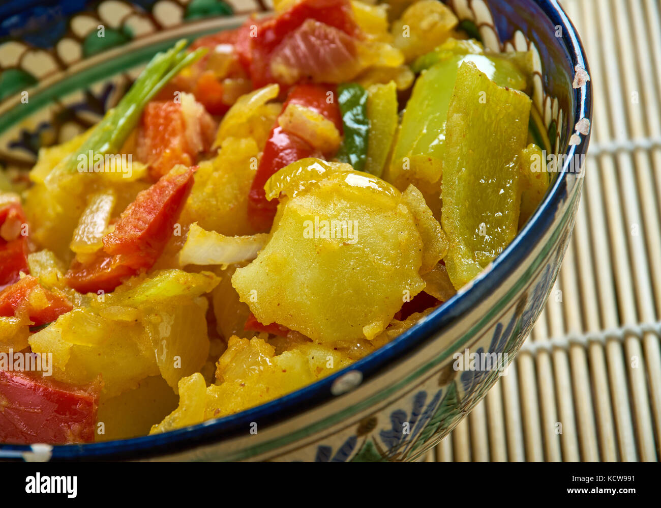 Aloo gobhi Mutter ki sabzi - punjabi Stil Gericht aus Kartoffeln, Erbsen, Blumenkohl mit typischen Zwiebel, Tomate Soße. Stockfoto