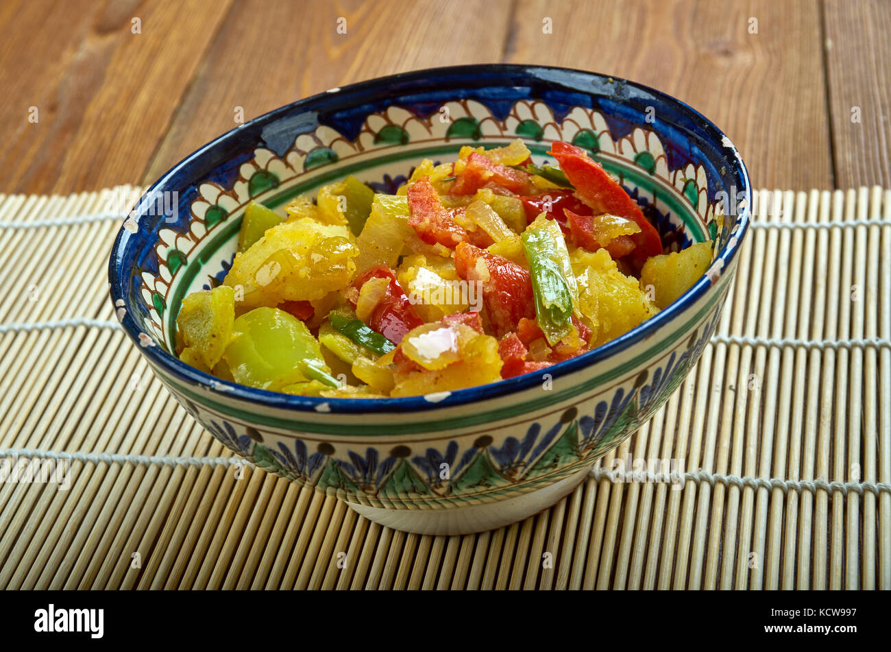 Aloo gobhi Mutter ki sabzi - punjabi Stil Gericht aus Kartoffeln, Erbsen, Blumenkohl mit typischen Zwiebel, Tomate Soße. Stockfoto