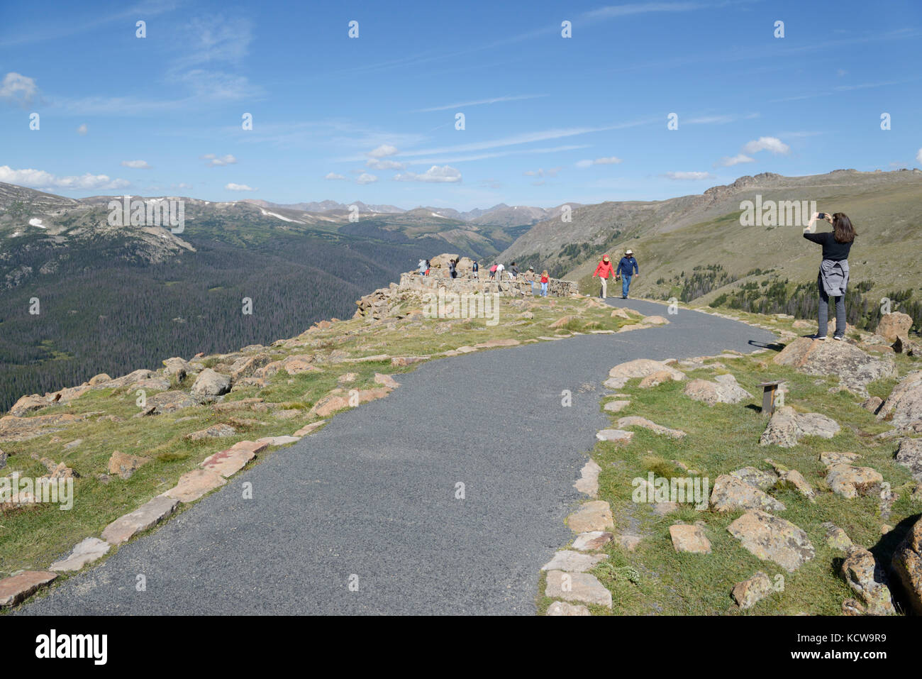 Besucher am Regenbogen Kurve Viewpoint, Rocky Mountain National Park, Colorado Stockfoto