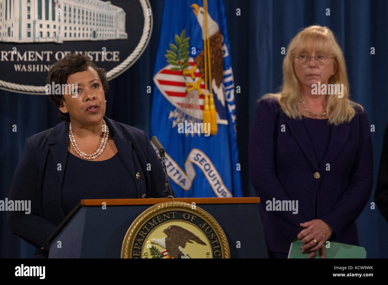 U. US-Staatsanwalt Loretta Lynch kündigt Zivilverfallsbeschwerden an, die darauf abzielen, mehr als 1 Milliarde Dollar an Vermögenswerten zurückzufordern, die im Zusammenhang mit einer internationalen Verschwörung zur Geldwäsche von einem malaysischen Staatsfonds am 20. Juli 2016 in Washington DC stehen. Stockfoto