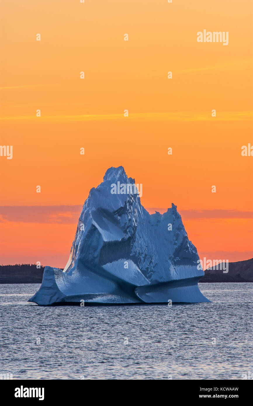 Eisberge im Atlantischen Ozean (bonavista Bay) bei Sonnenuntergang, Napoli, Neufundland und Labrador, Kanada Stockfoto