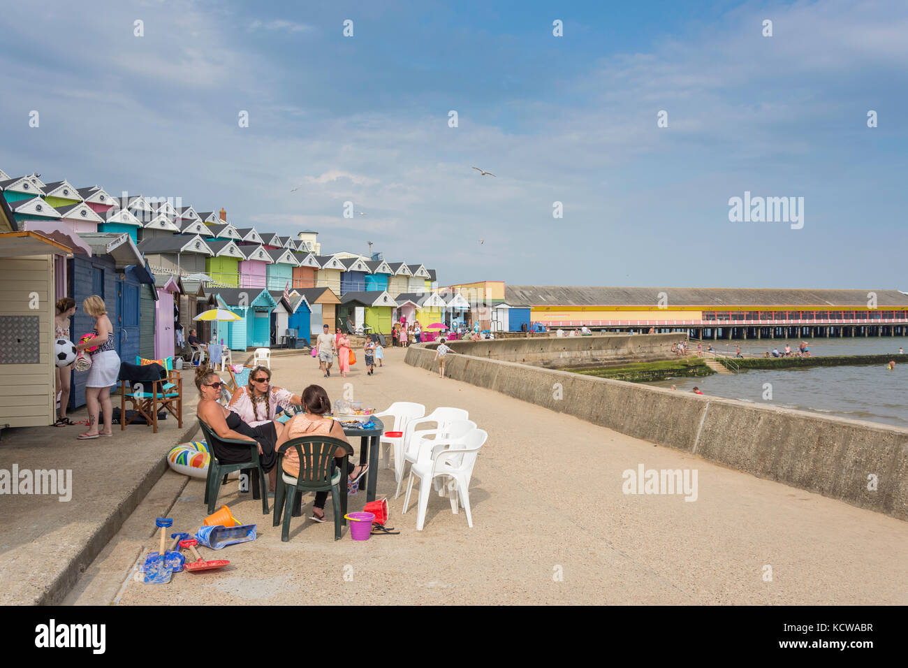Walton Beach Promenade und Strand Hütten, Walton-on-the-Naze, Essex, England, Vereinigtes Königreich Stockfoto