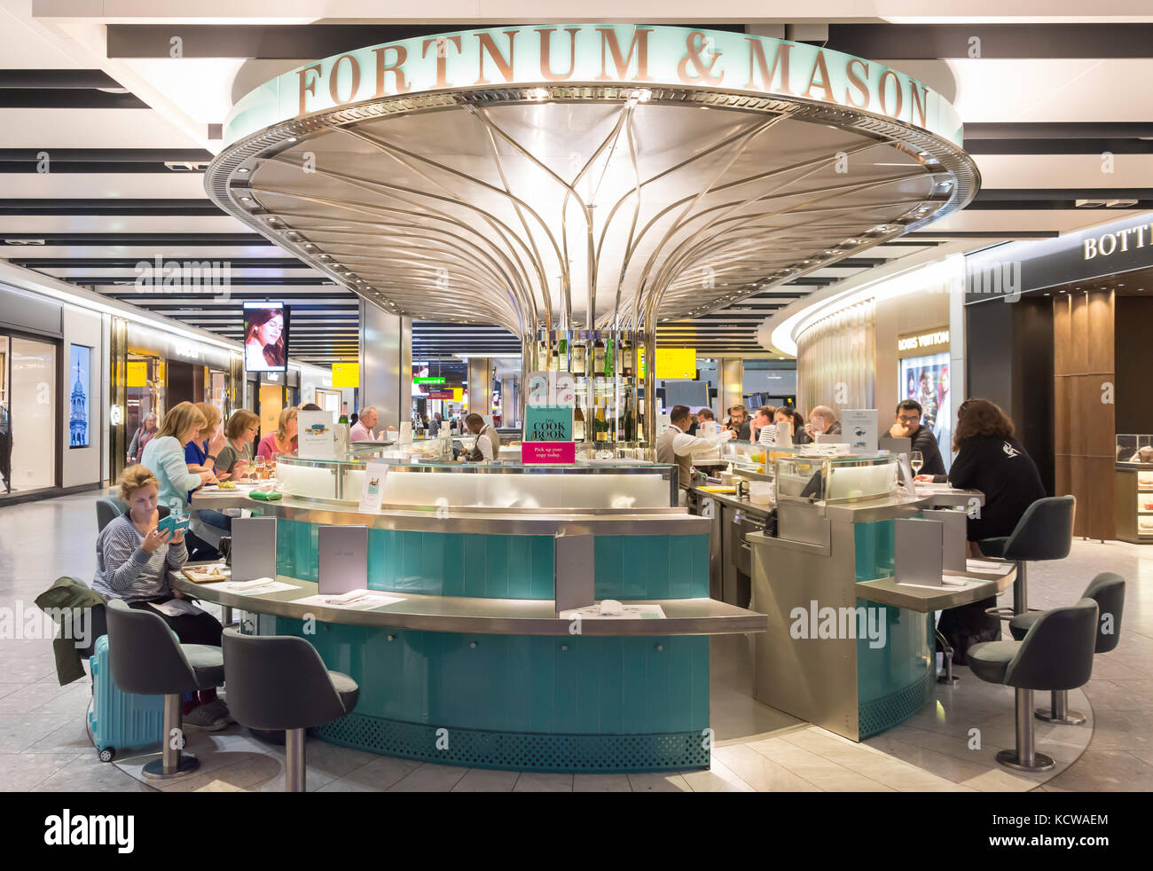 Fortnum & Mason Food Bar in der Abflughalle im Terminal 5, Heathrow Airport. London Borough von Hounslow, Greater London, England, Vereinigtes Königreich Stockfoto Fortnum & Mason Food Bar in der Abflughalle im Terminal 5, Heathrow Airport. London Borough von Hounslow, Greater London, England, Vereinigtes Königreich Stockfoto