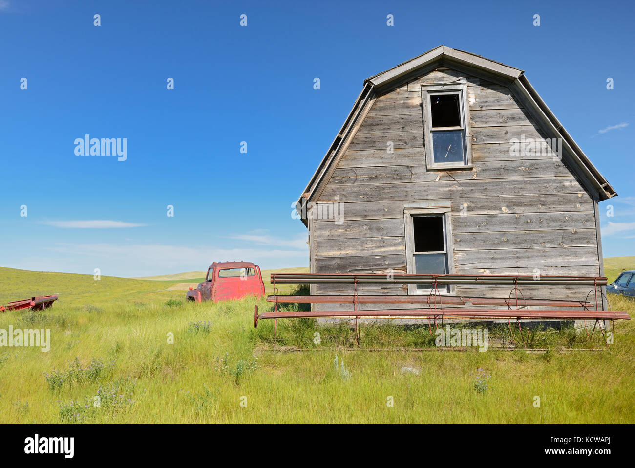 Alte Scheune und Lkw auf abandonned Bauernhof, in der Nähe von monchy, Saskatchewan, Kanada Stockfoto