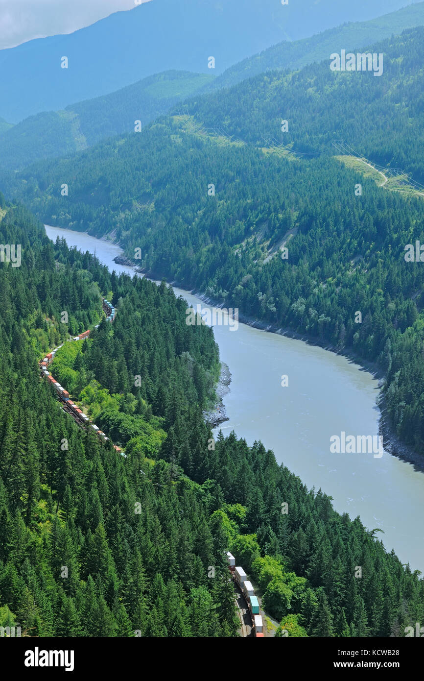 Zug entlang der Fraser River in den Fraser Canyon läuft, in der Nähe von Boston Bar, British Columbia, Kanada Stockfoto