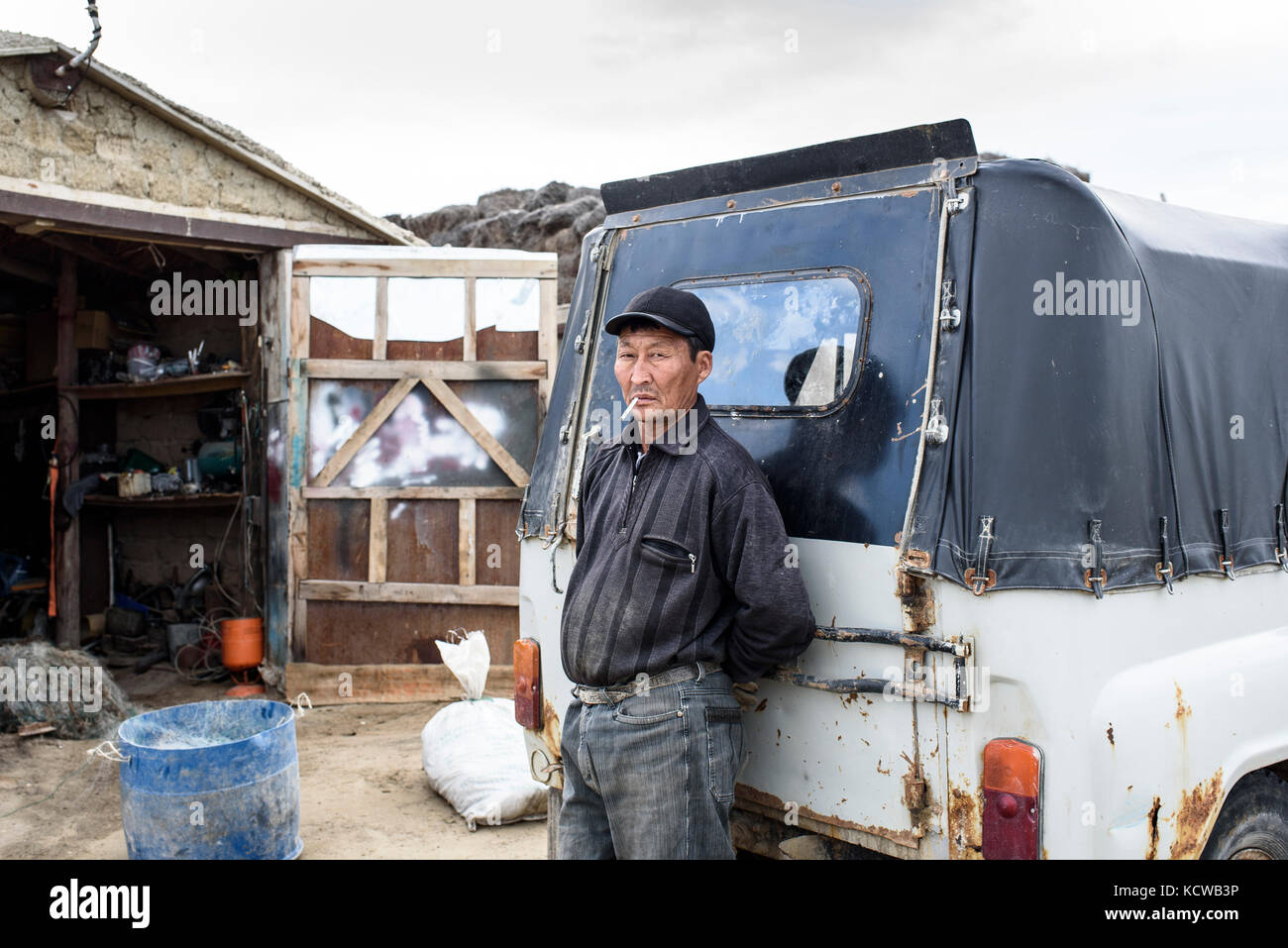 Zhaksibek, aus Aralk, 51 Jahre alt, ist Akerkes Vater, er kommt oft in das Dorf Tastubek und hilft seiner Tochter. Tastubek, den 20. April 2016 Stockfoto