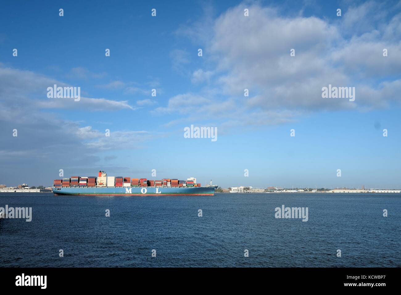 Transport Schiff segeln in Charleston Harbor Stockfoto