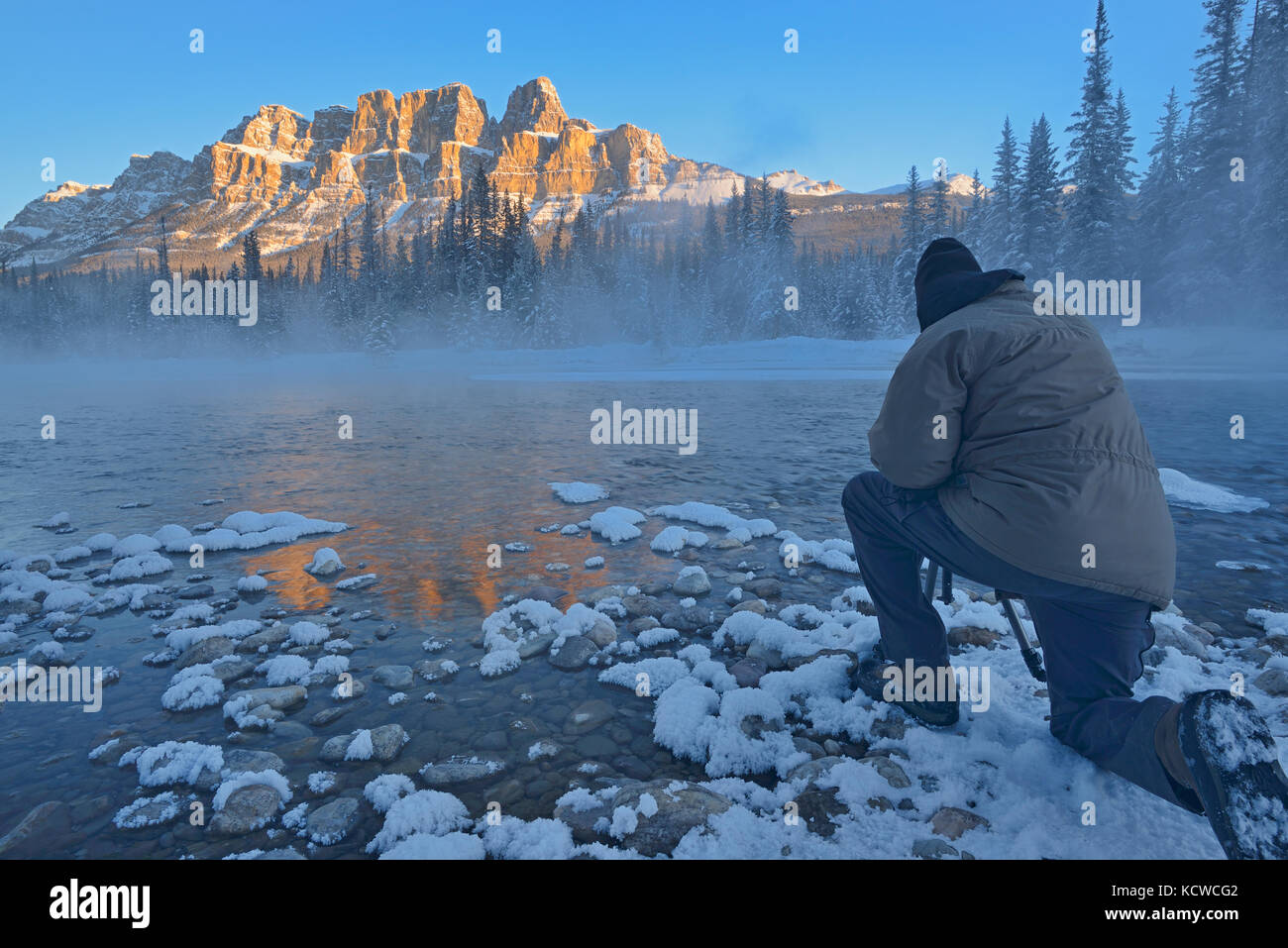 Castle Mountain der kanadischen Rocky Mountains spiegelt sich bei Sonnenaufgang im Bow River wider. , Banff National Park, Alberta, Kanada Stockfoto