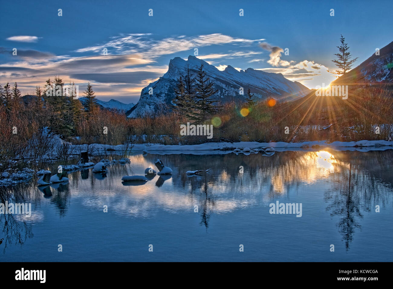 Rundle und die Vermillion Lakes bei Sonnenaufgang Berg, Banff National Park, Alberta, Kanada Stockfoto