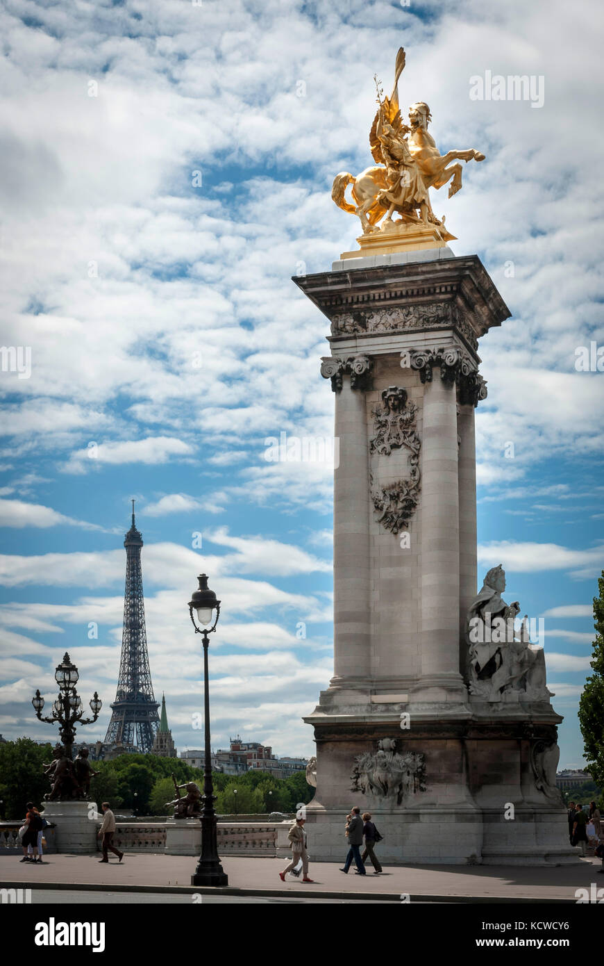 Pont Alexandre III Brücke über Seineufer in Paris Stockfoto