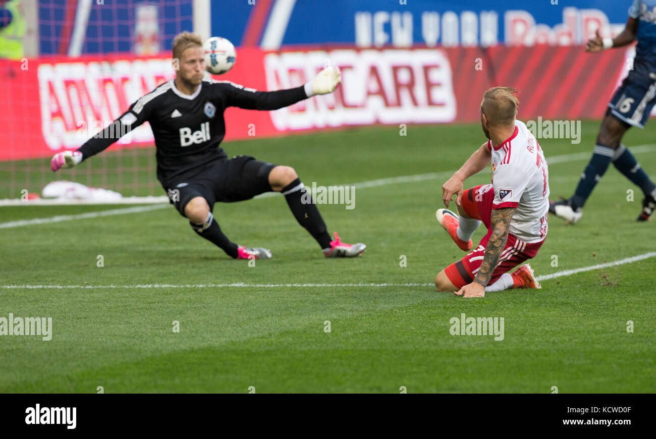 Harrison, der Vereinigten Staaten von Amerika. 07 Okt, 2017. daniel Royer (77) der Red Bulls kerben Ziel während mls regulären Spiel gegen Vancouver Whitecaps FC auf Red Bull Arena, Red Bulls gewann 3 - 0 Credit: Lev radin/Pacific Press/alamy leben Nachrichten Stockfoto