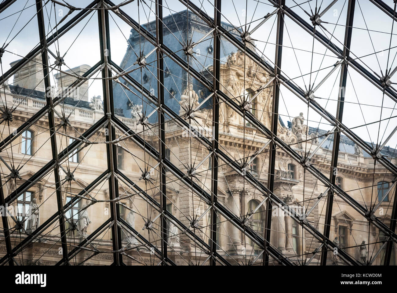Gläserne Decke der Louvre-Pyramide Stockfotografie - Alamy