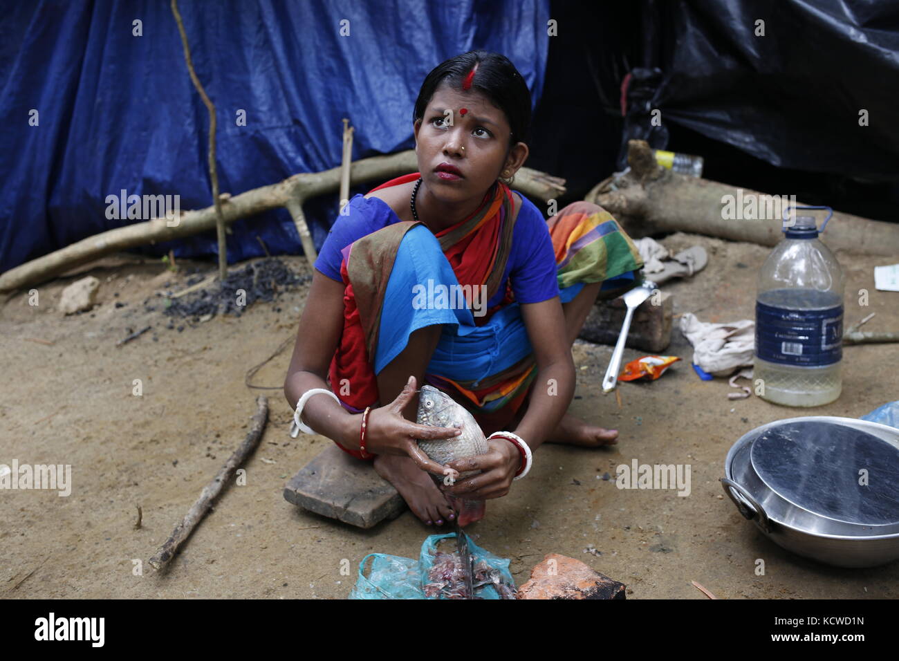 Ein Hindu Frau ist Schneiden von Fisch bei Hindu Flüchtlingslager in der Nähe von kutupalong. Stockfoto