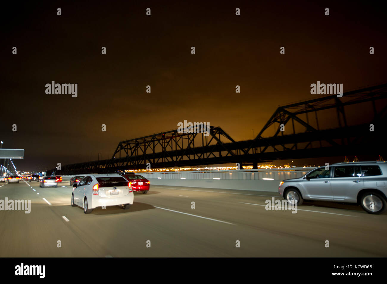 Fahren bei Nacht auf der Bay Bridge in San Francisco Stockfoto