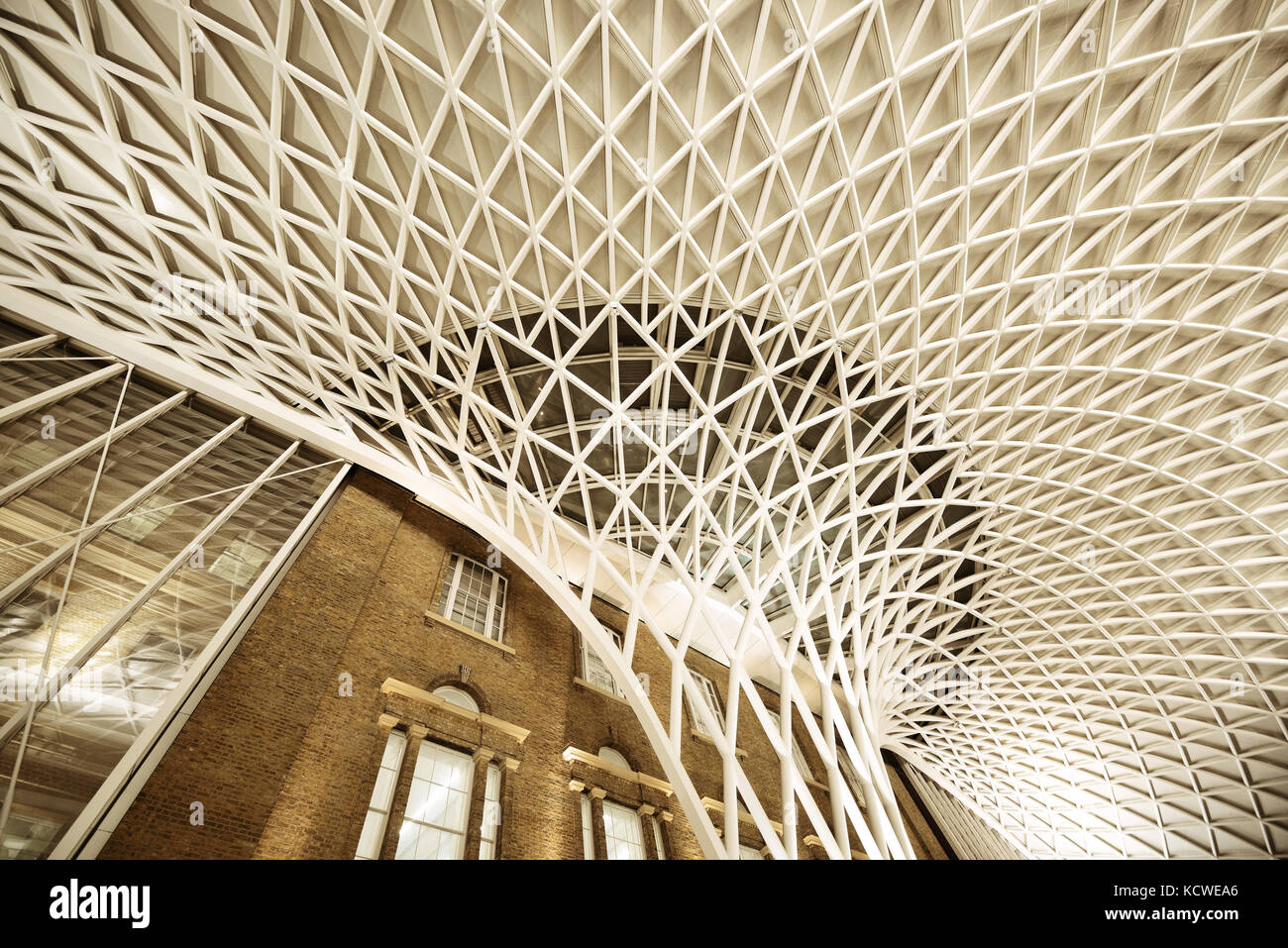 London, Großbritannien - 27.September: Kings cross Bahnhof Innenraum am 27. September 2013 in London, Großbritannien. im Jahre 1852 eröffnet wurde, ist der südliche Terminus des Ostens Stockfoto