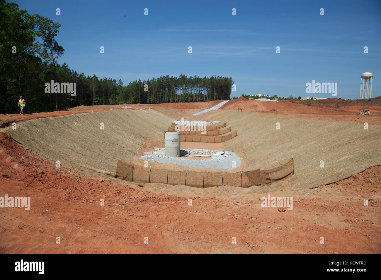 Südcarolina Army National Guard Soldaten aus den 124 Ingenieur Unternehmen, 122 Techniker Bataillon, leiten die Arbeit an einem Projekt für die lakelands Commerce Center in Abbeville County, South Carolina, 27. April 2016. Das Projekt den Bau einer Inhaftierung Teich für die aktuellen und zukünftigen Mieter der Industrial Park, sowie die Nivellierung von Land zu erlauben, für zukünftige Gebäude auf der Website hinzugefügt werden. Umfrage die Arbeit an dem Projekt durch South Carolina Army National Guard Soldaten aus dem 1225 Ingenieur Loslösung durchgeführt wird, 122 engineer Battalion enthalten. (U.s. Army National Guard Stockfoto