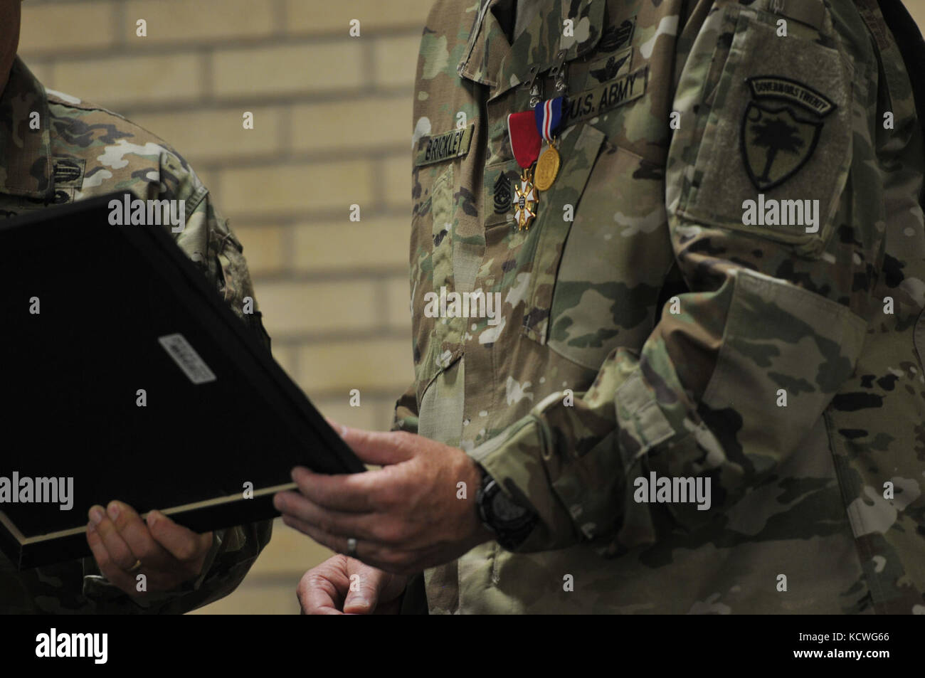 Us-Armee Sgt. maj. Robert brickley jr., Joint Forces Headquarters, South Carolina Army National Guard, verzichtet auf seine Aufgaben als die s.c. National Guard state command Sergeant Major Sgt. maj. Russell ein. Vickery bei einem Wechsel der Verantwortung Zeremonie am Joint Forces Headquarters gehalten, Bluff Road Armory, in Columbia, South Carolina, 17. Juni 2016. (U.s. Army National Guard Foto: Staff Sgt. roby Di Giovine/freigegeben) Stockfoto