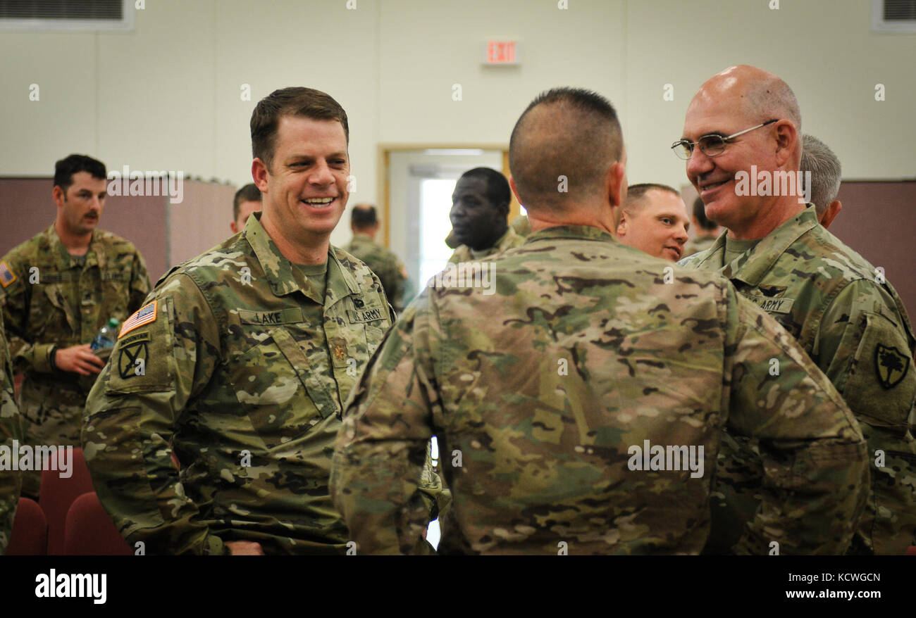 Us-Armee brig. gen. roy van mccarty, jr., der stellvertretender Adjutant General für South Carolina, besuche die Bereitstellung von Einheiten der 59th und 228Th aviation Truppe Befehl signal Brigade im Rahmen eines informellen Preisverleihung auf eine Mobilisierung, ft. Haube, Texas, jun. 29., 2016. Die Staats- und Regierungschefs der 59 atc und 228Th signal Brigade trat mccarty Für das Ereignis e grüßte ihre jeweiligen Einheiten bereit, mehrere Standorte in Kuwait und Afghanistan bereitzustellen. (U.s. Army National Guard Foto: Staff Sgt. roby Di Giovine/freigegeben) Stockfoto