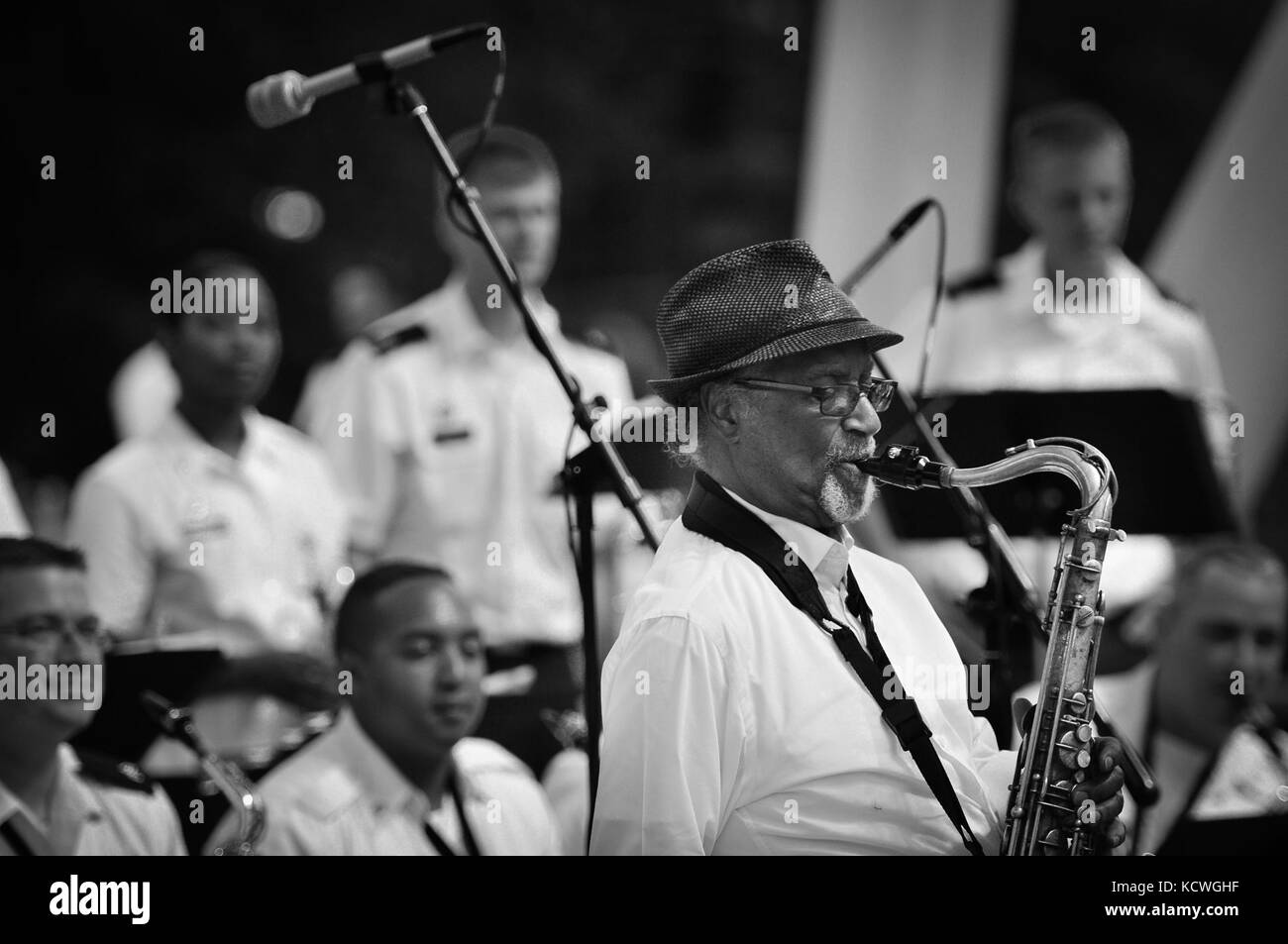 S.c. National Guard Soldaten des 246Th U.S. Army Band, s.c. National Guard, führen Sie ein Live Konzert während der traditionellen 4. Juli feiern in Greenville, South Carolina, 4. Juli 2016. Über 1.500 Zuschauer in die Band für das Konzert und Feuerwerk. (U.s. Army National Guard Foto: Staff Sgt. roby Di Giovine/freigegeben) Stockfoto