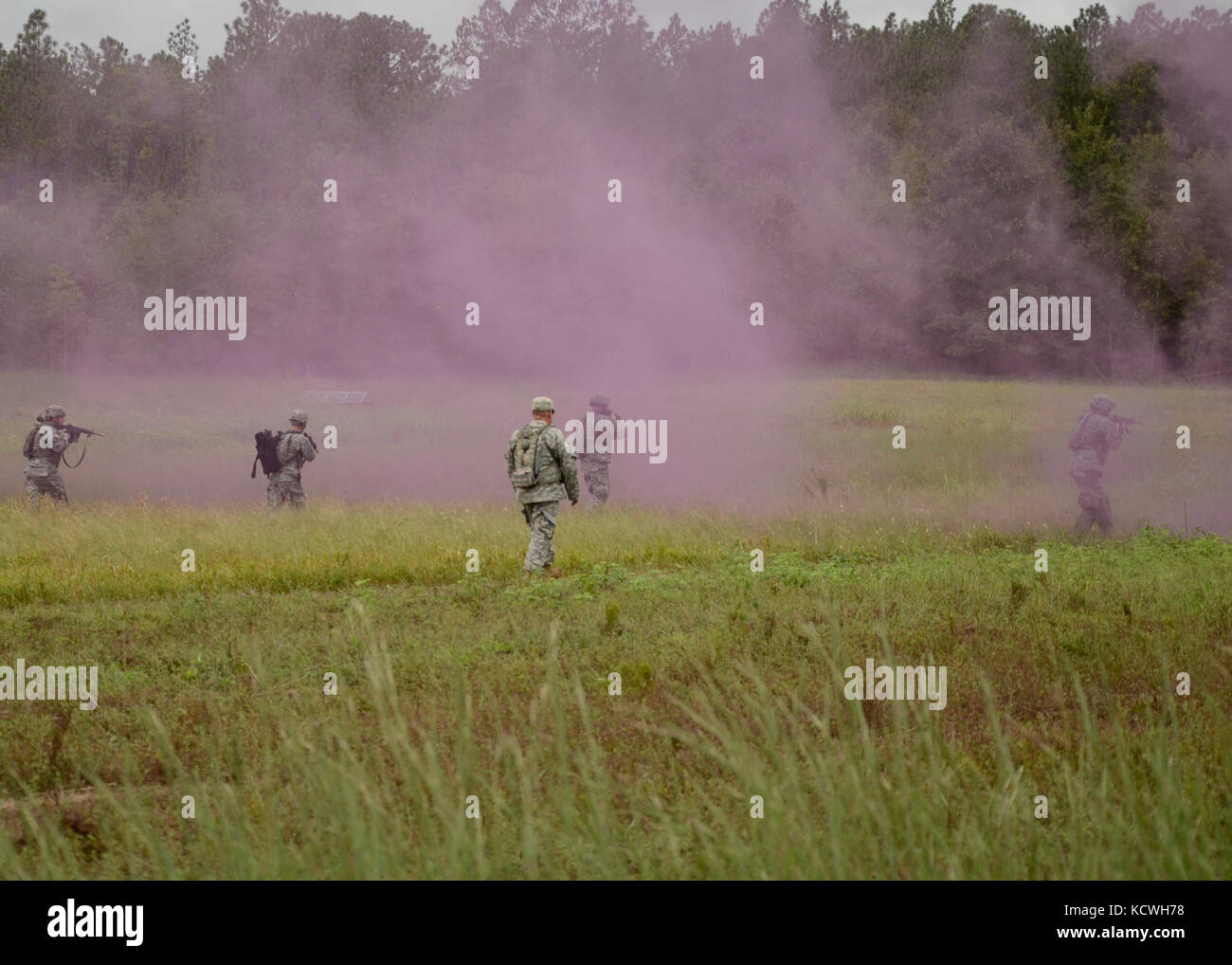 Soldaten mit der 151 expeditionary Signal battalion Verhalten Schlacht Übungen während des Trainings durch die Mobilisierung Ausbildung und Unterstützung Element an mccrady Training Center in Eastover, South Carolina sept geführt. 20, 2016 in der Vorbereitung für eine bevorstehende Bereitstellung. (U.s. Army National Guard Foto von 1 Lt. jessica Donnelly, 108 öffentliche Angelegenheiten Abteilung) Stockfoto