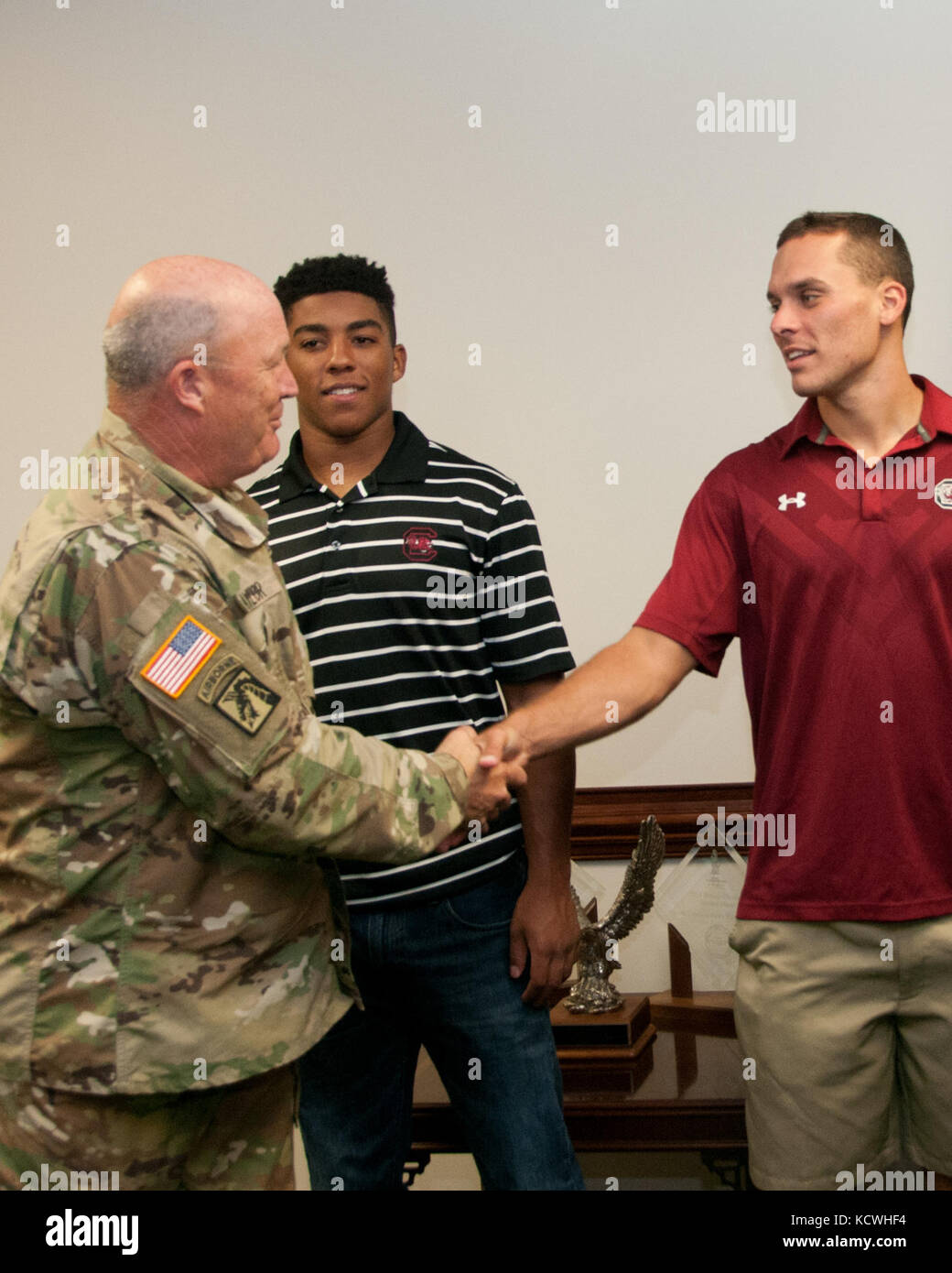 In einer freundlichen Anzeige der Wertschätzung zwischen Nachbarn, Mitglieder von der Universität von South Carolina Fußballmannschaft gestoppt durch und traf sich mit dem Adjutanten allgemein, Maj.gen.Robert e. Livingston, jr. und der Befehl Personal, Maj.gen.r. van mccarty und col. Ronald Taylor von der South Carolina National Guard in der Nähe von Williams brice Stadion und fand auch noch Zeit, um hallo zu den Soldaten und Piloten in der South Carolina Nationalgarde sagen. kampfhahn Fußballspieler; hayden Hurst, Brandon mcilwain, Perry Orth, Michael scarnecchia, jamari Smith und Maurer zandi schüttelte Hände und dankten die Mitglieder des s.c. nat Stockfoto