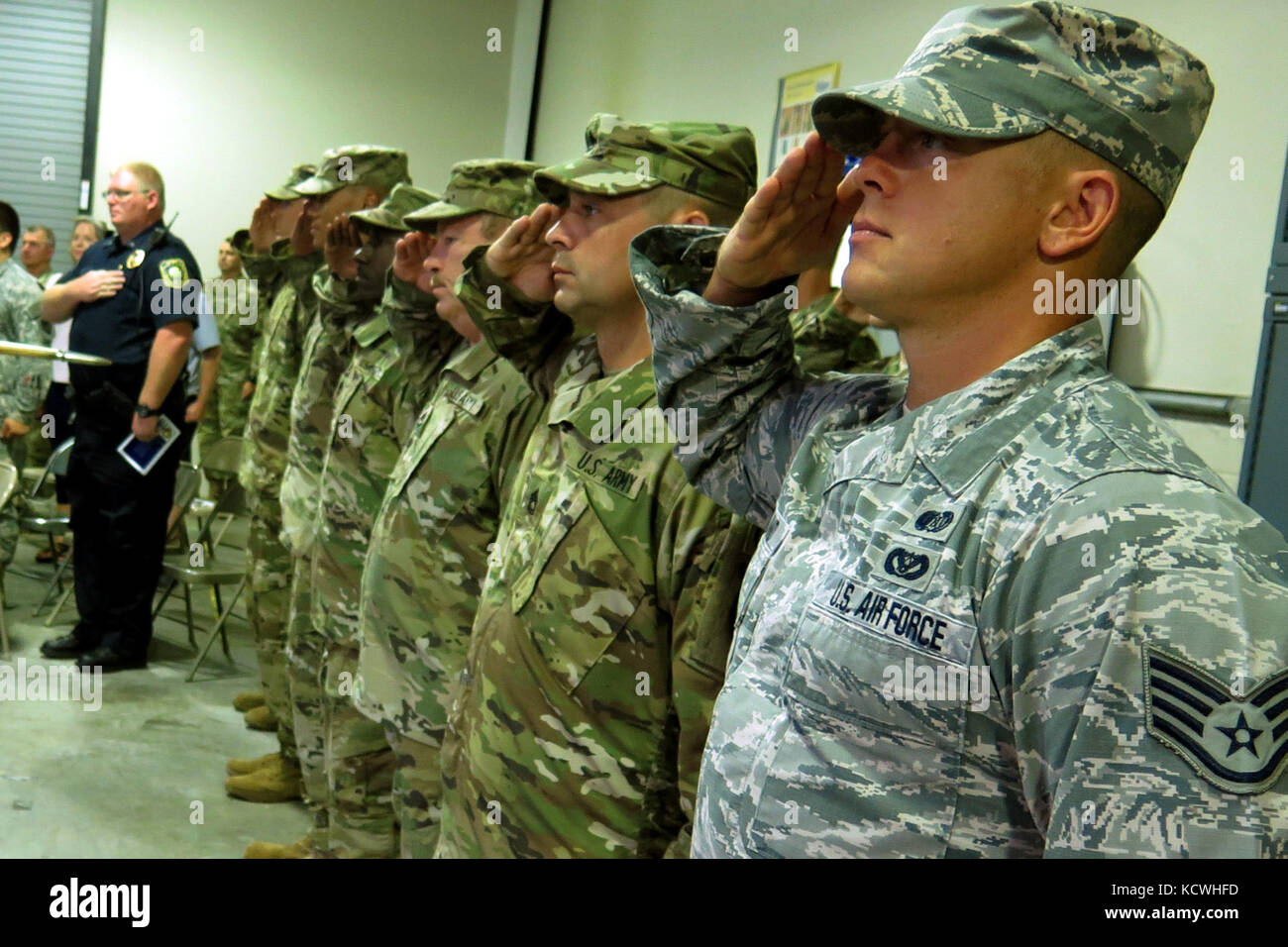 Us-Soldaten und Piloten in der South Carolina National Guard Familie und Freunde der 43 zivilen Unterstützung Team beigetreten, South Carolina National Guard, der während der Änderung des Befehls Zeremonie in West Columbia, South Carolina, 26, August 2016. Der scheidende Befehlshaber der US-Army Lt.Col. harry Vogel Befehl aufgegeben zu us-armee Lt.Col. james Bowling. Die 43 cst ist ein zentrales Element der zivilen Behörden im Falle eines Unfalls mit Massenvernichtungswaffen und wurde am 1. Juni 2000. (U.S. Army National Guard Foto von Lt.Col.cindi König) Stockfoto