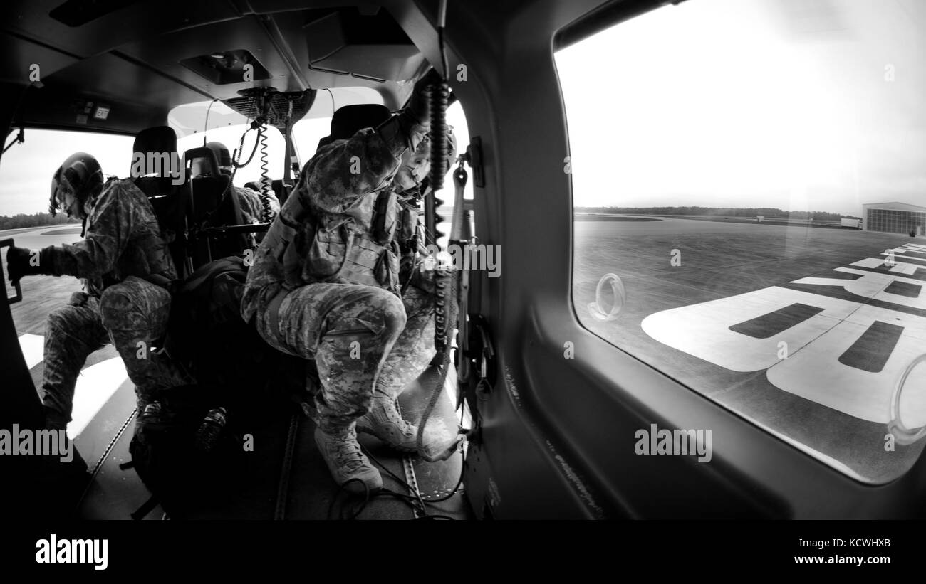 Soldaten des 2.-151. Security and Support Aviation Battalion (SSAB) der South Carolina National Guard leisten Luftunterstützung für die lokalen Behörden und die South Carolina Emergency Management Division (SCEMD) und stellen sich an „Forward Locations“ vor, um eine landesweite Reaktion auf Hurrikan Matthew, 6. Oktober 2016, Walterboro und Küstengebiete, S.C. während der Evakuierungsphase der Reaktion setzte die 2-151.SSAB zwei LUH-72A Lakota Hubschrauber und Verwandte Besatzungen an die Küste, um den Verkehr zu überwachen und Informationen an die Rettungskräfte zu übermitteln. Ungefähr 2,000 South Carolina Nat Stockfoto