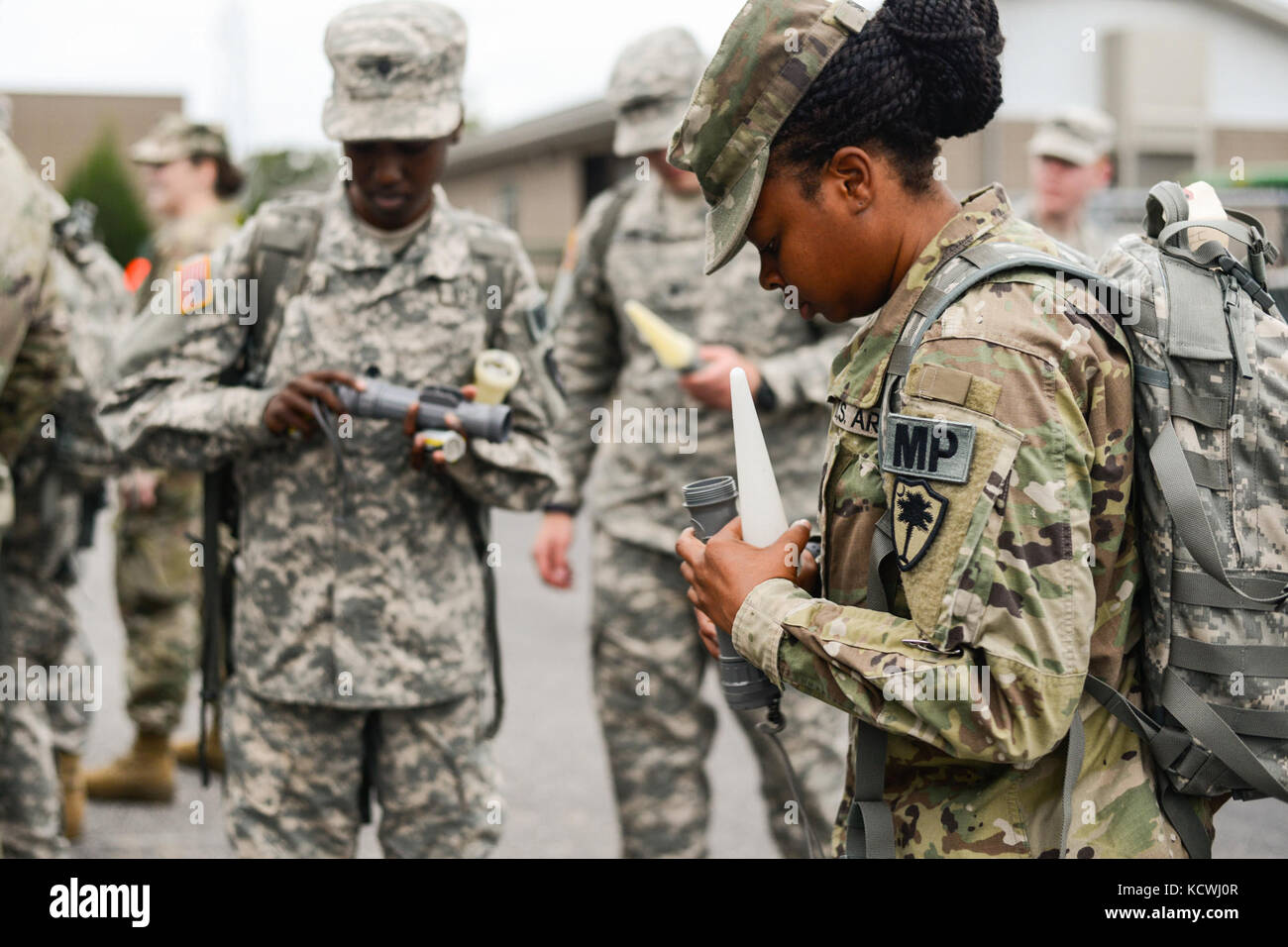 Us-Soldaten aus der South Carolina Army National Guard bereiten Sie ihren Gang bei Conway High School, Conway, S.C., während eine landesweite Reaktion auf den Hurrikan Matthäus, Oktober 6, 2016. Rund 2.000 Südcarolina nationale Schutz Soldaten und Piloten waren der 4. Oktober 2016 aktiviert. Ihre primäre Aufgabe ist die Unterstützung von Staat und County Emergency Management Agenturen und lokalen Ersthelfer mit Küsten Evakuierungen und alle Dienste oder Ressourcen, die sie für den Bürger von South Carolina zu unterstützen, nachdem Gouverneur Nikki Haley einen Ausnahmezustand erklärt. Hurricane Matthew Höhepunkt als Hurrikan der Kategorie 4 i Stockfoto