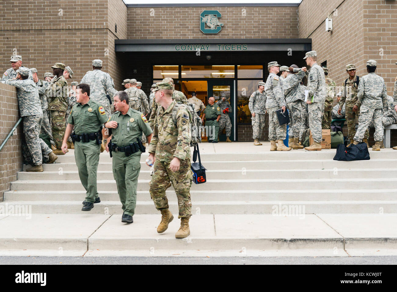 Us-Soldaten, die in den 133 Military Police Company in South Carolina Army National Guard sind mit S.C. Abteilung der natürlichen Ressourcen Polizeibeamte bei Conway High School, Conway, S.C., während eine landesweite Reaktion auf den Hurrikan Matthäus, Okt. 6, 2016 eine Partnerschaft eingegangen. Rund 2.000 Südcarolina nationale Schutz Soldaten und Piloten waren der 4. Oktober 2016 aktiviert. Ihre primäre Aufgabe ist die Unterstützung von Staat und County Emergency Management Agenturen und lokalen Ersthelfer mit Küsten Evakuierungen und alle Dienste oder Ressourcen, die sie für den Bürger von South Carolina zu unterstützen, nachdem Gouverneur Ni Stockfoto