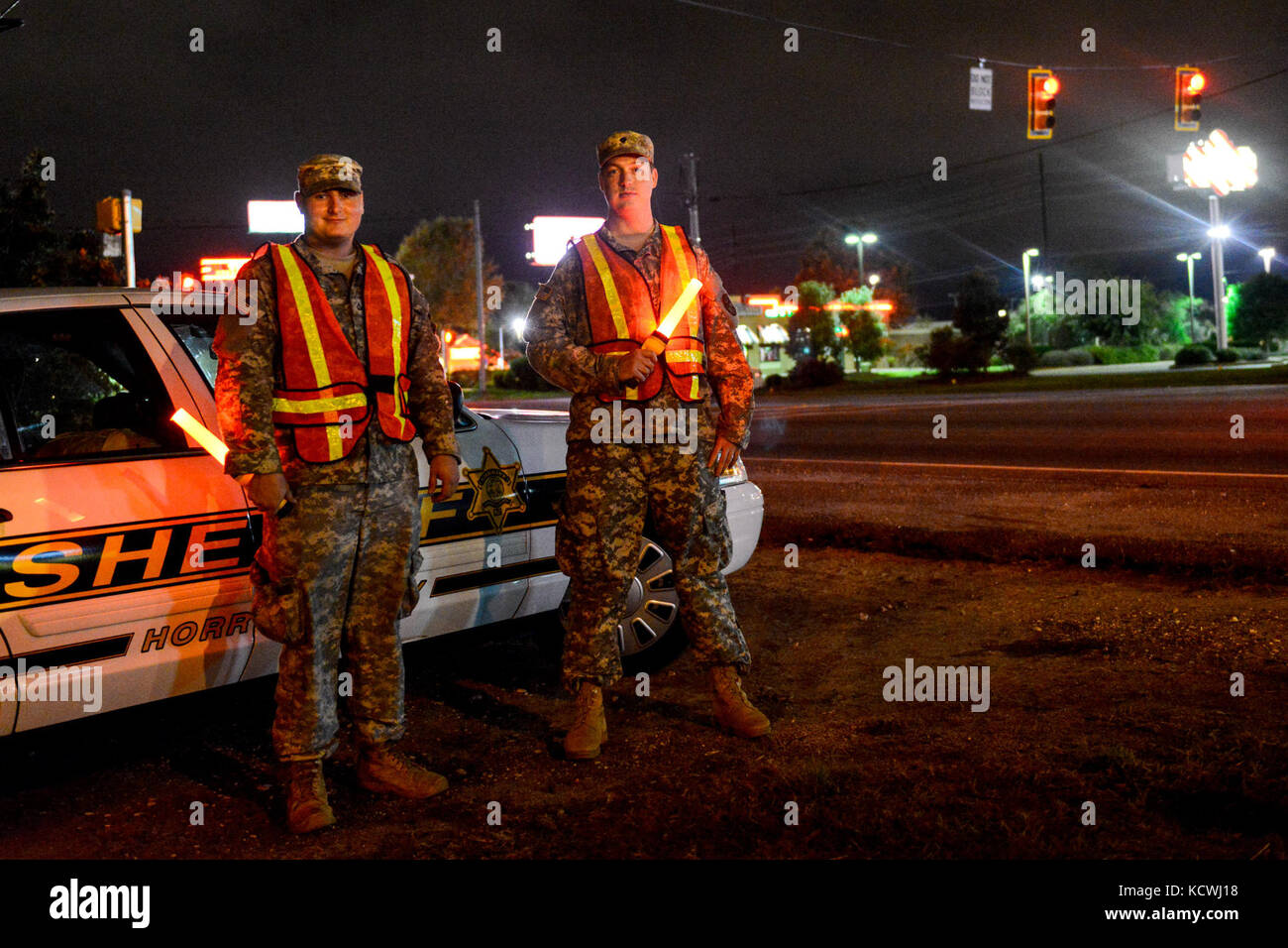 Us-Armee SPC. Harrison Bowen und Pfc. Charles Bane mit B Batterie, 1-178 Field Artillery Battalion, South Carolina Army National Guard partnered mit Horry County Strafverfolgung arbeiten ein traffic control point in Myrtle Beach, S.C., während eine landesweite Reaktion auf den Hurrikan Matthäus, Oktober 6, 2016. Rund 2.000 Südcarolina nationale Schutz Soldaten und Piloten waren der 4. Oktober 2016 aktiviert. Ihre primäre Aufgabe ist die Unterstützung von Staat und County Emergency Management Agenturen und lokalen Ersthelfer mit Küsten Evakuierungen und alle Dienste oder Ressourcen, die sie für den Bürger von Süden C zu unterstützen. Stockfoto