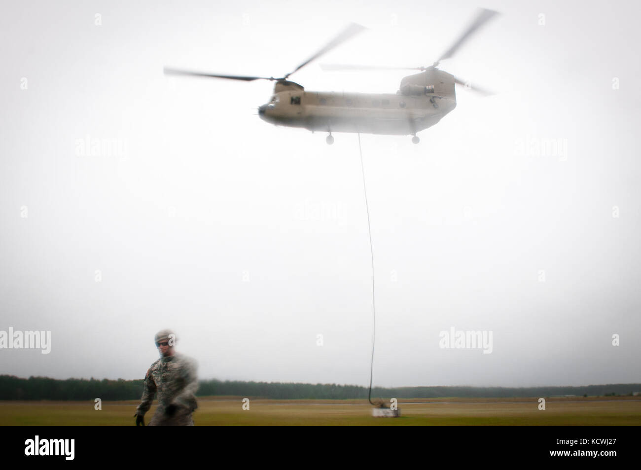 Ein South Carolina National Guardâs CH-47F Chinook, schwerer Hubschrauber, der Abteilung 1 zugewiesen ist, Company B, 2-238. General Support Aviation Battalion, 59. Aviation Truppenkommando, führt Vorbereitungstests an einem âlong-lineâ zur Bergung schwerer Lasten durch, in Vorbereitung auf Hurrikan Matthew Recovery-Bemühungen, 7. Oktober 2016, McEntyre Joint National Guard Base, Eastover, S.C. rund 1,400 South Carolina National Guard Soldaten und Airmen wurden aktiviert 4. Oktober 2016. Ihre primäre Mission ist die Unterstützung von staatlichen und County Notfallmanagement-Agenturen und lokalen Ersthelfern mit Küsten EV Stockfoto