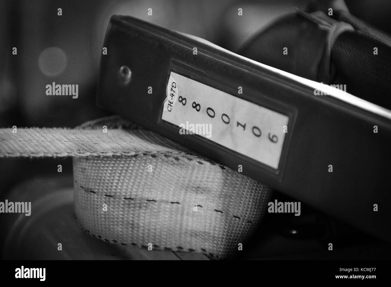 S.C. National Guard Soldaten führen vor dem Flug Wartung, Testflug und Fehlersuche an einem Öldruck-Wandler auf einem South Carolina National Guard CH-47D Chinook Schwerlast-Hubschrauber, in Konfiguration Extended Range Fueling System (ERFS), auch als die "Fat Cow" bezeichnet, zugeordnet zu Abteilung 1, Firma B, 2-238. General Support Aviation Battalion, 59. Flugtruppenkommando von Greenville S.C., 10. Oktober 2016, . Die CH-47D und ihre Crew stellen ihre Basis der Operationen zur Unterstützung der Hurrikan Matthew Recovery-Bemühungen auf McEntyre Joint National Guard Base, Eastover, S. Stockfoto